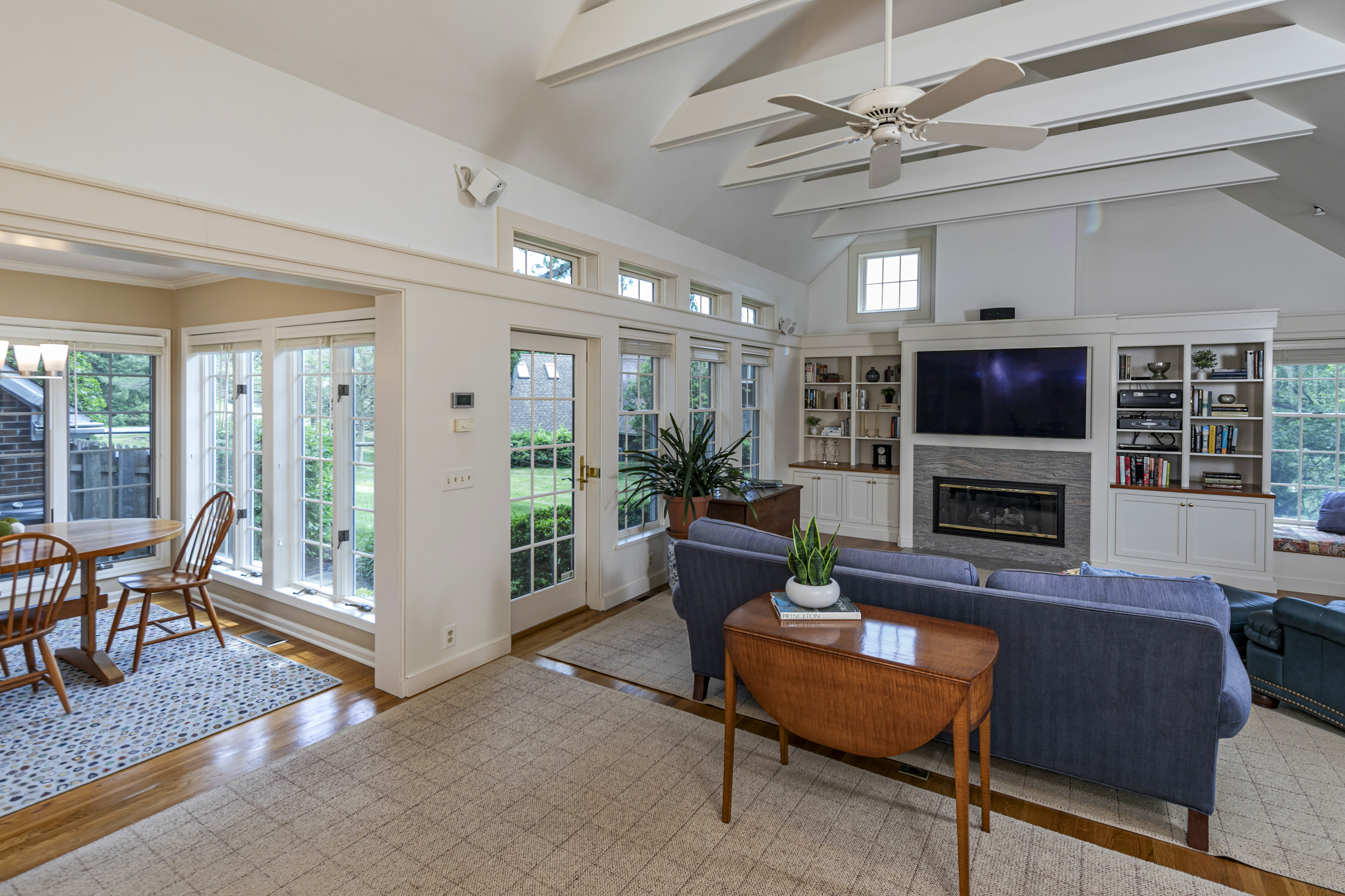  Stand-Out Home in The Glen Features Pastoral Views and Soaring Ceilings - 物件實景