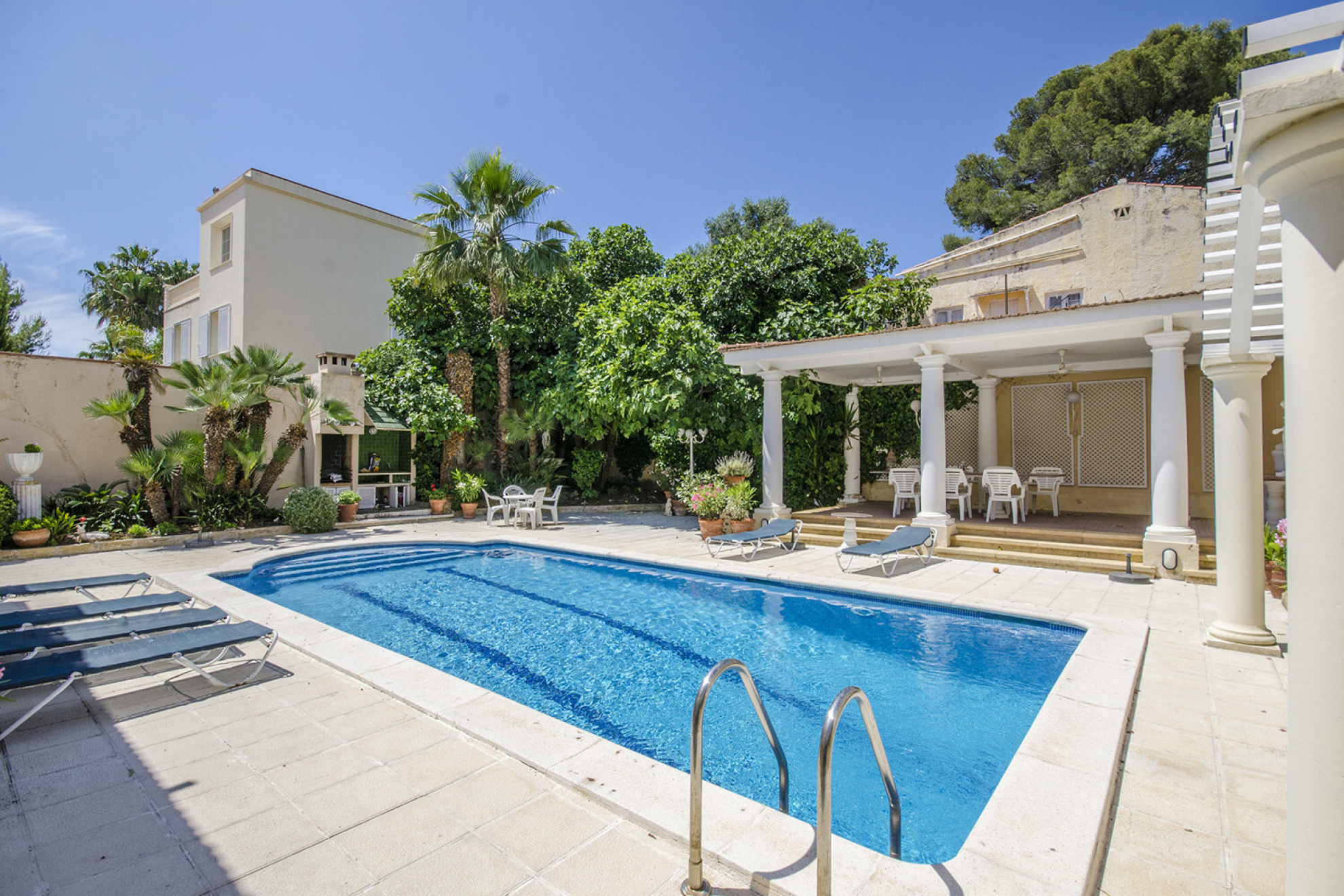  Elegant colonial style villa in Terramar, Sitges, in front of the sea. - 物件實景