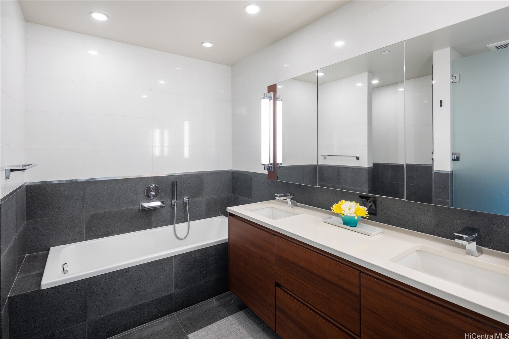 Honolulu, Hawaii, 96814, United States, 3 Bedrooms Bedrooms, ,3 BathroomsBathrooms,Residential,For Sale,2003362