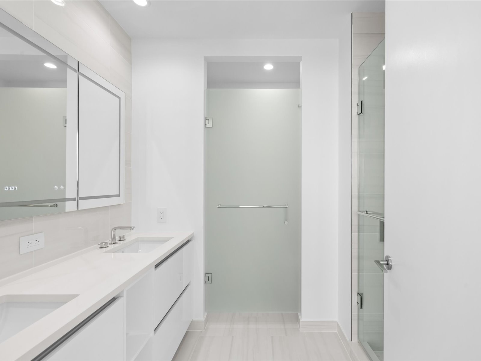 ST Petersburg, Florida, 33701, United States, 2 Bedrooms Bedrooms, ,3 BathroomsBathrooms,Residential,For Sale,2049072