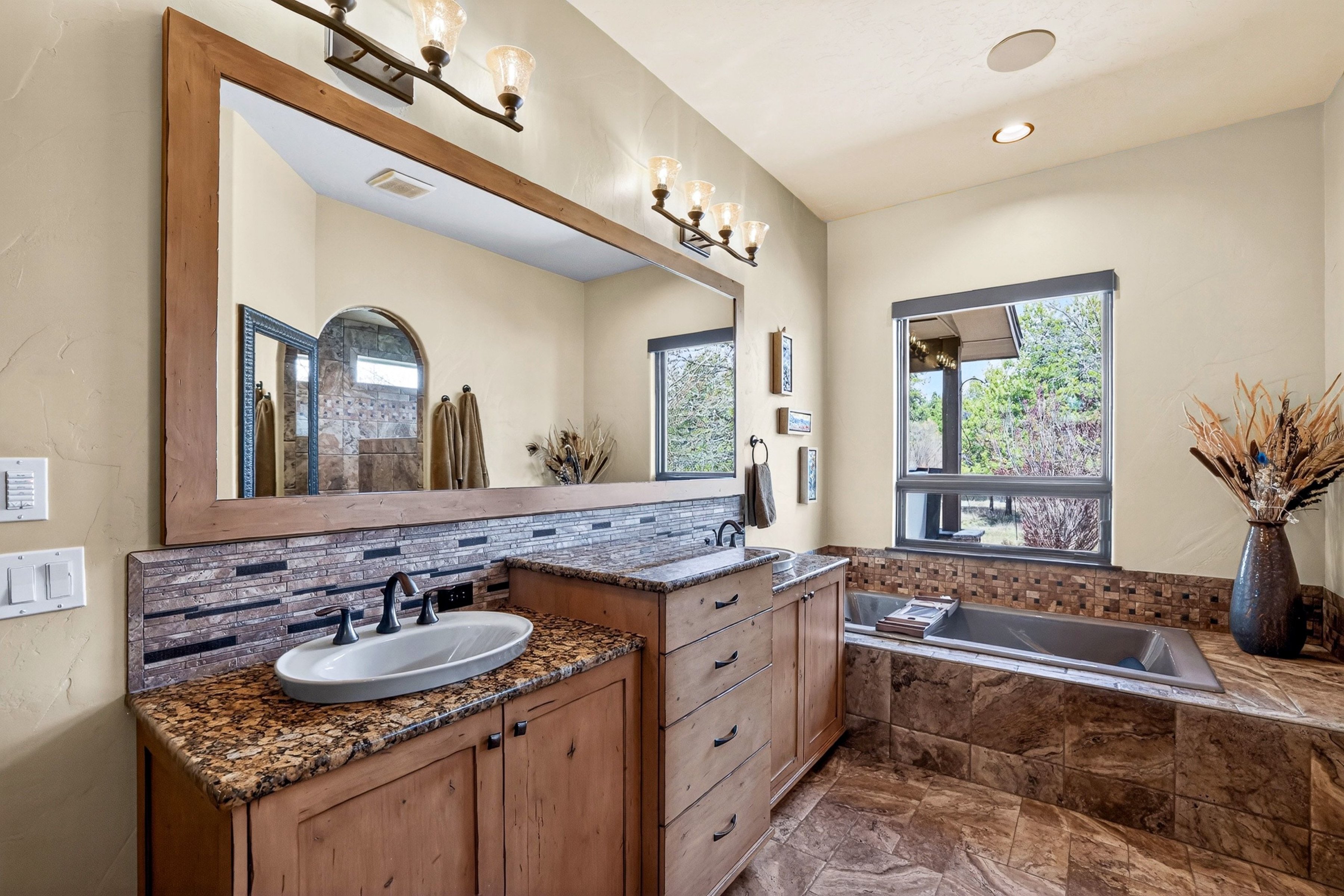  Stunning Home with Payette River Frontage on 2.66 Acres in McCall, Idaho - 物件實景