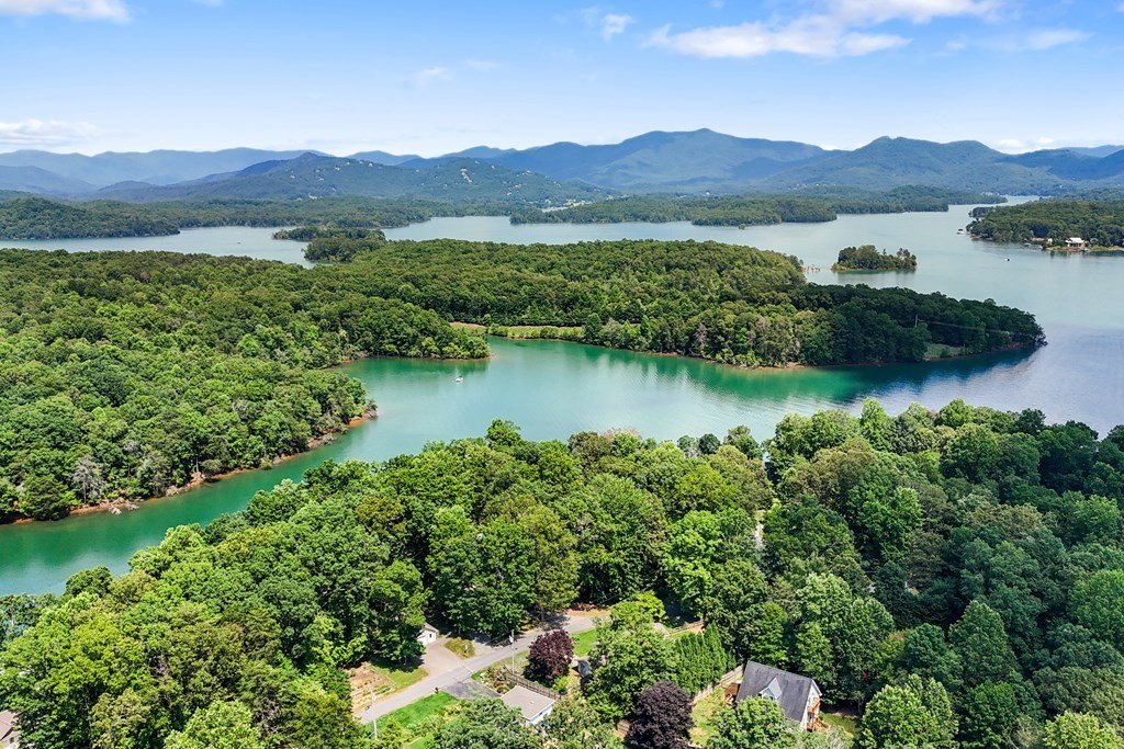 Hayesville, North Carolina, 28904, United States, 4 Bedrooms Bedrooms, ,3 BathroomsBathrooms,Residential,For Sale,1983096