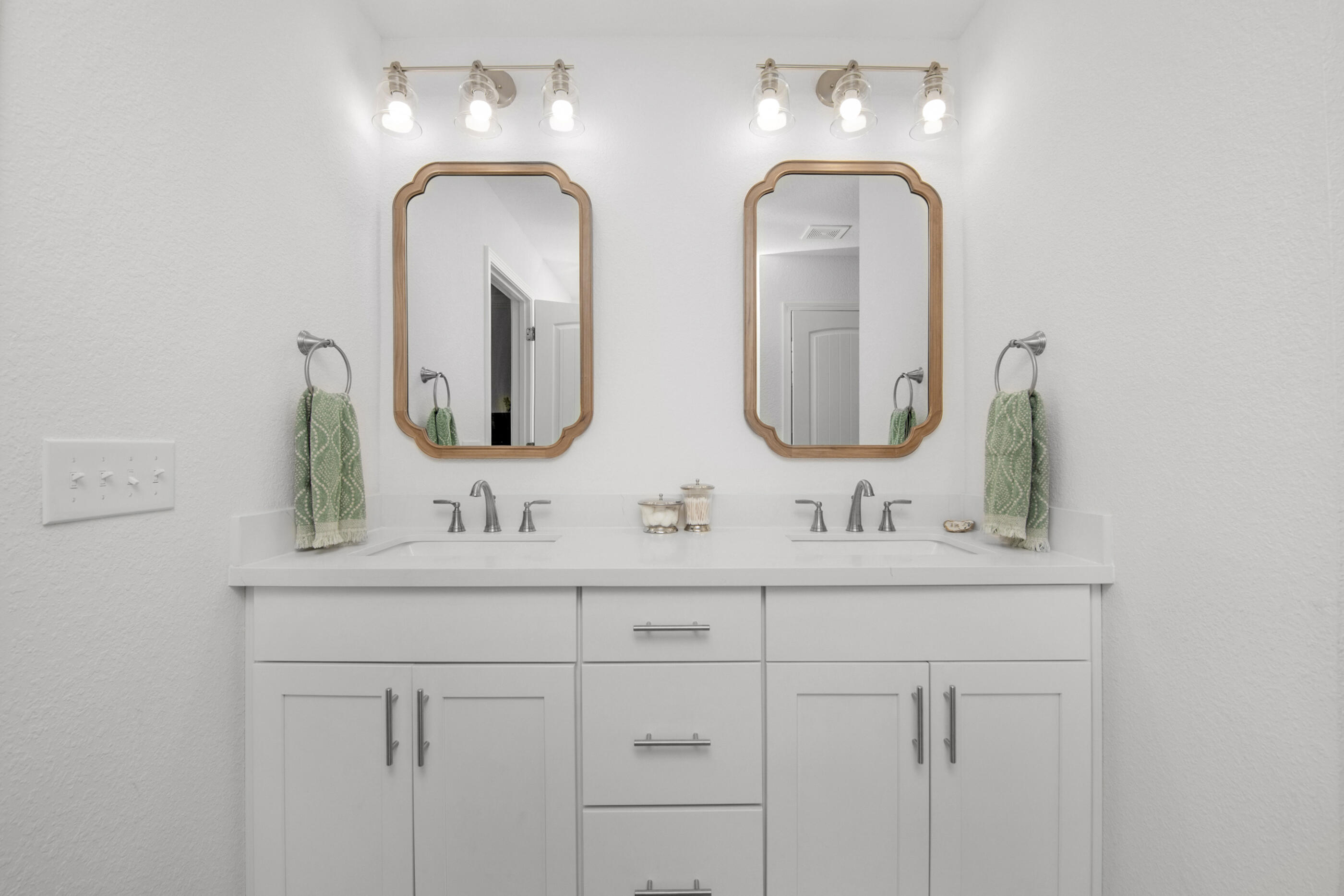 Gulf Breeze, Florida, 32563, United States, 5 Bedrooms Bedrooms, ,3 BathroomsBathrooms,Residential,For Sale,1950395