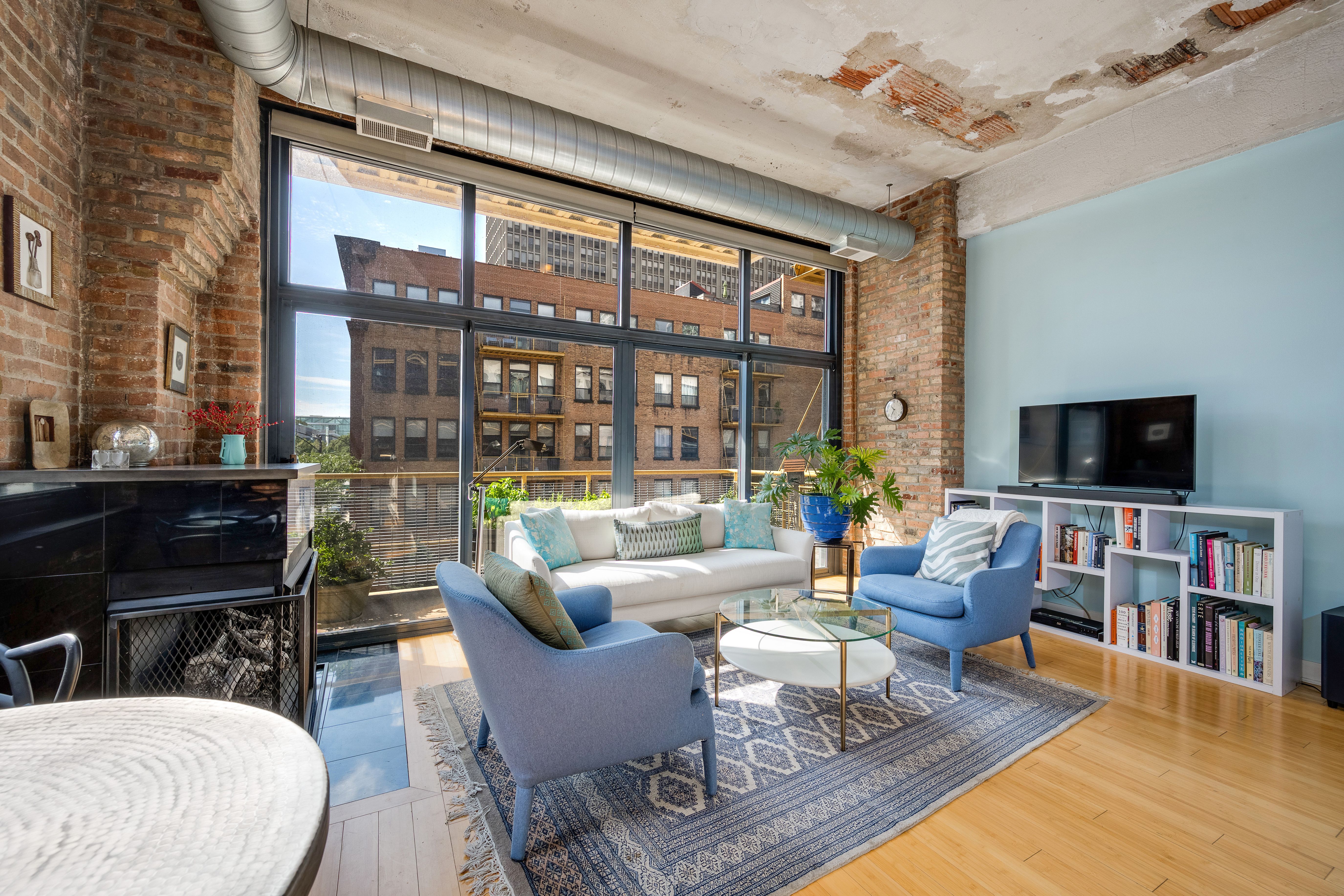  Discover the Charm of this Vibrant Southeast Corner Loft Condo - 物件實景