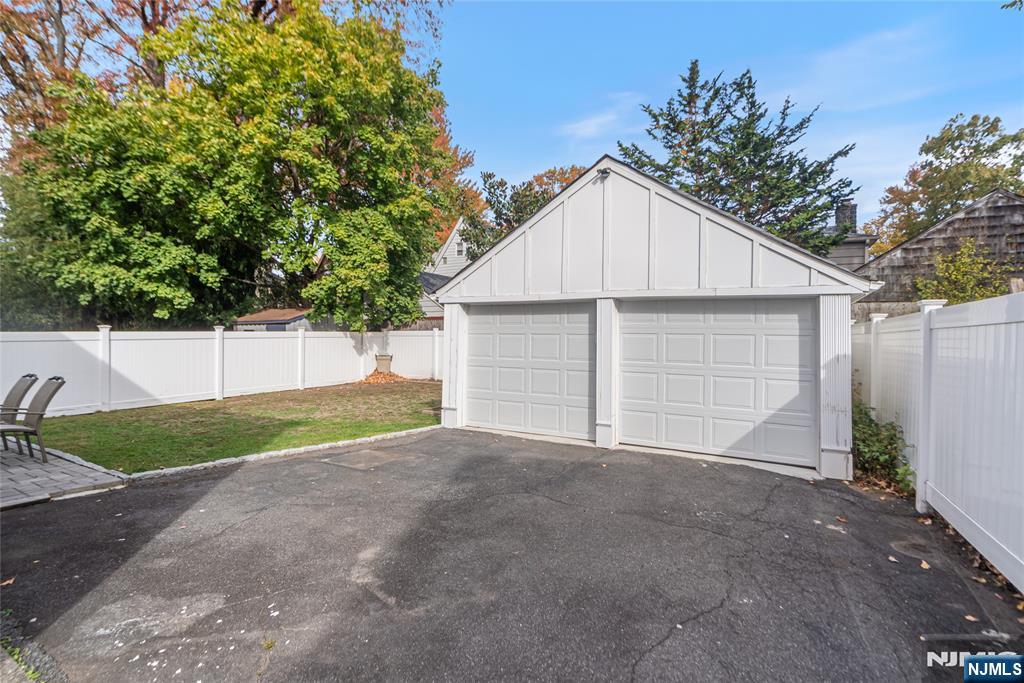 Teaneck, New Jersey, 07666, United States, 3 Bedrooms Bedrooms, ,2 BathroomsBathrooms,Residential,For Sale,1987513