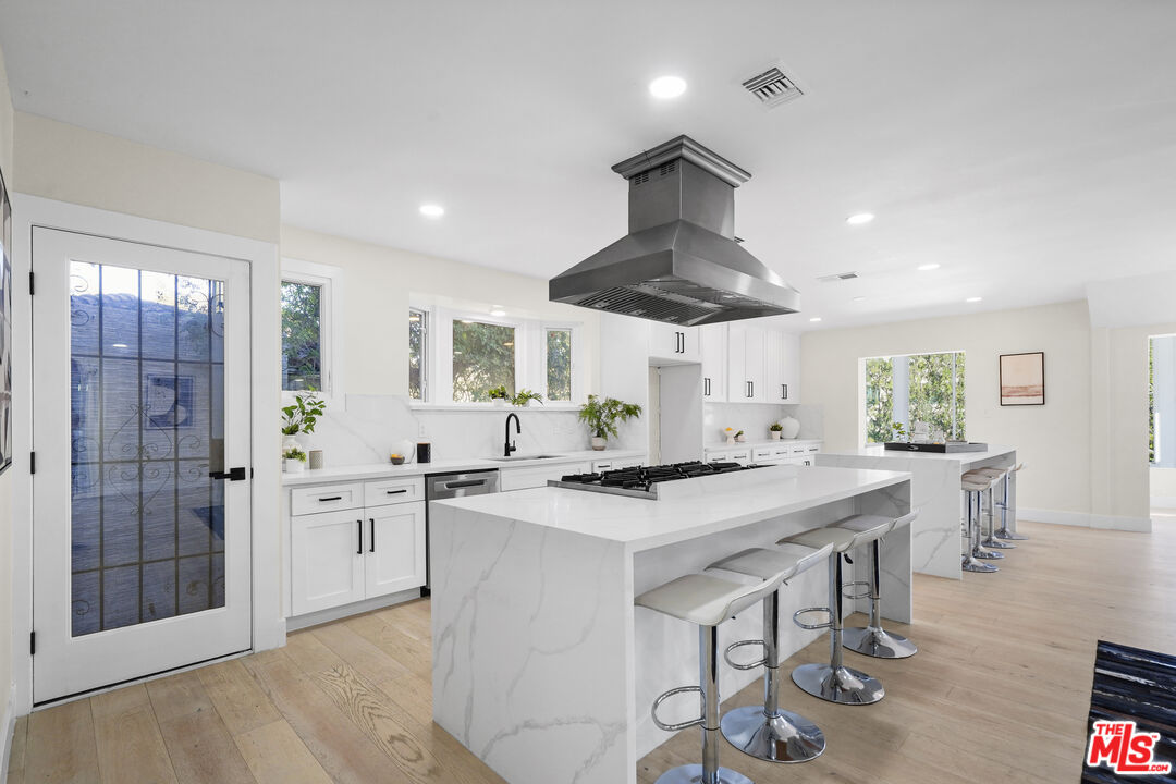 Los Angeles, California, 90068, United States, 5 Bedrooms Bedrooms, ,4 BathroomsBathrooms,Residential,For Sale,1892047