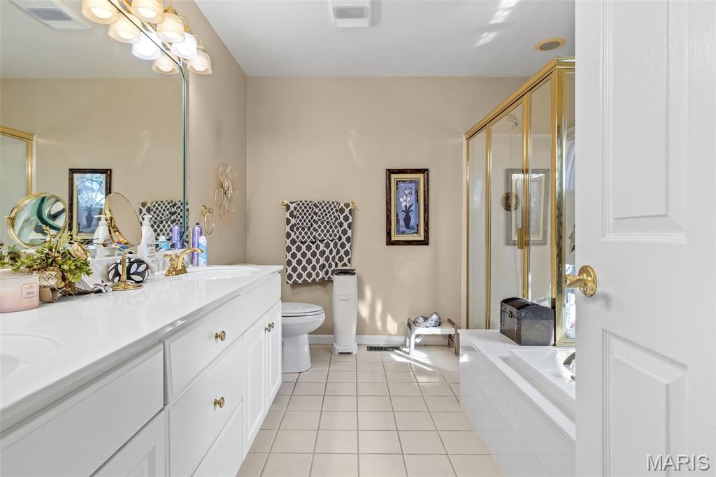Farmington, Missouri, 63640, United States, 3 Bedrooms Bedrooms, ,3 BathroomsBathrooms,Residential,For Sale,1942281