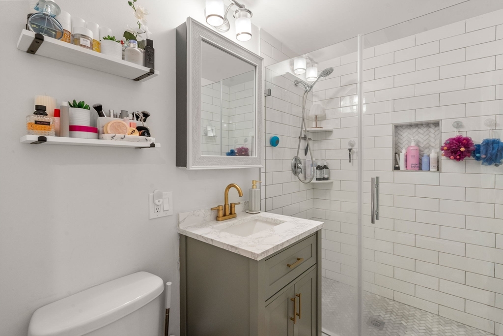 Boston, Massachusetts, 02127, United States, 2 Bedrooms Bedrooms, ,2 BathroomsBathrooms,Residential,For Sale,1939298