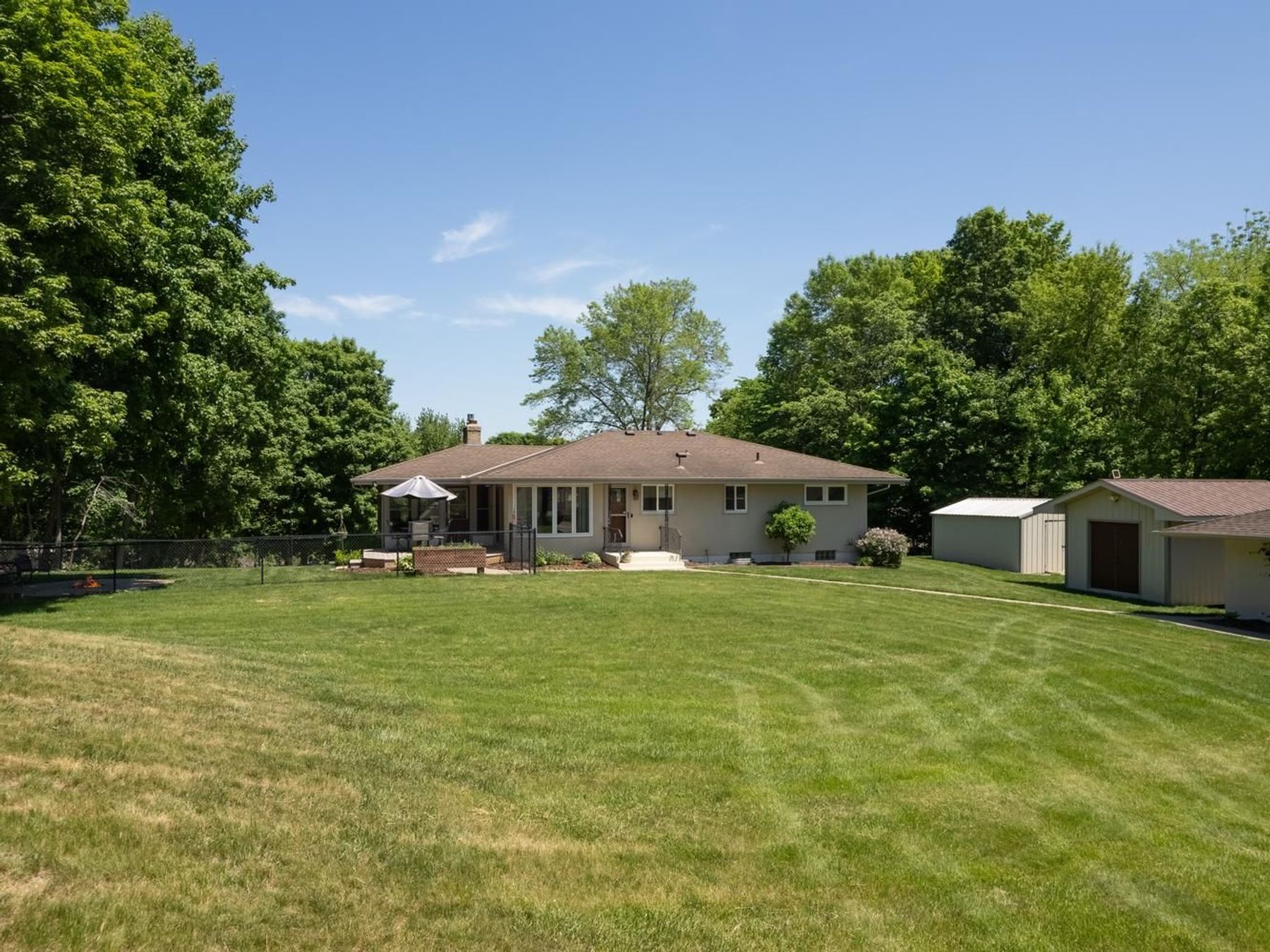  Beautifully Maintained Living with Maple Lake Views - 物件實景