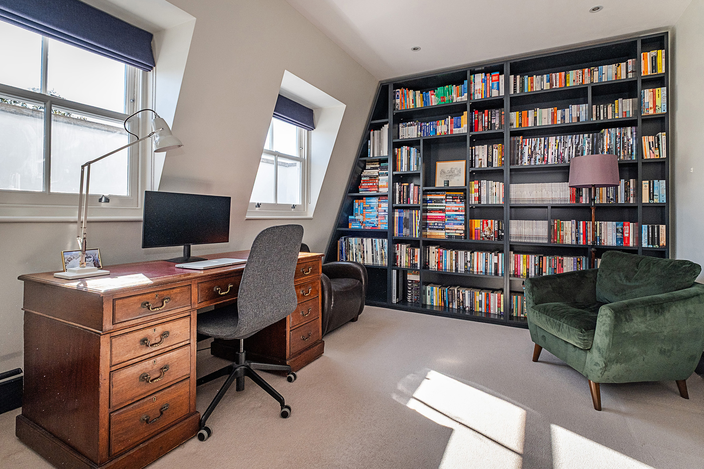  A beautifully elegant Victorian house with driveway parking and a south-facing g - 物件實景