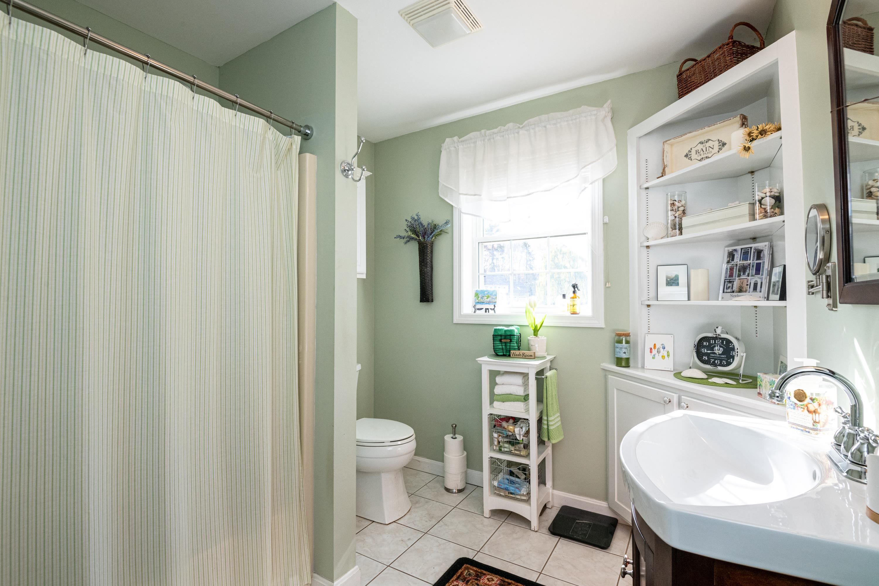 Seabrook, New Hampshire, 03874, United States, 3 Bedrooms Bedrooms, ,2 BathroomsBathrooms,Residential,For Sale,1989185