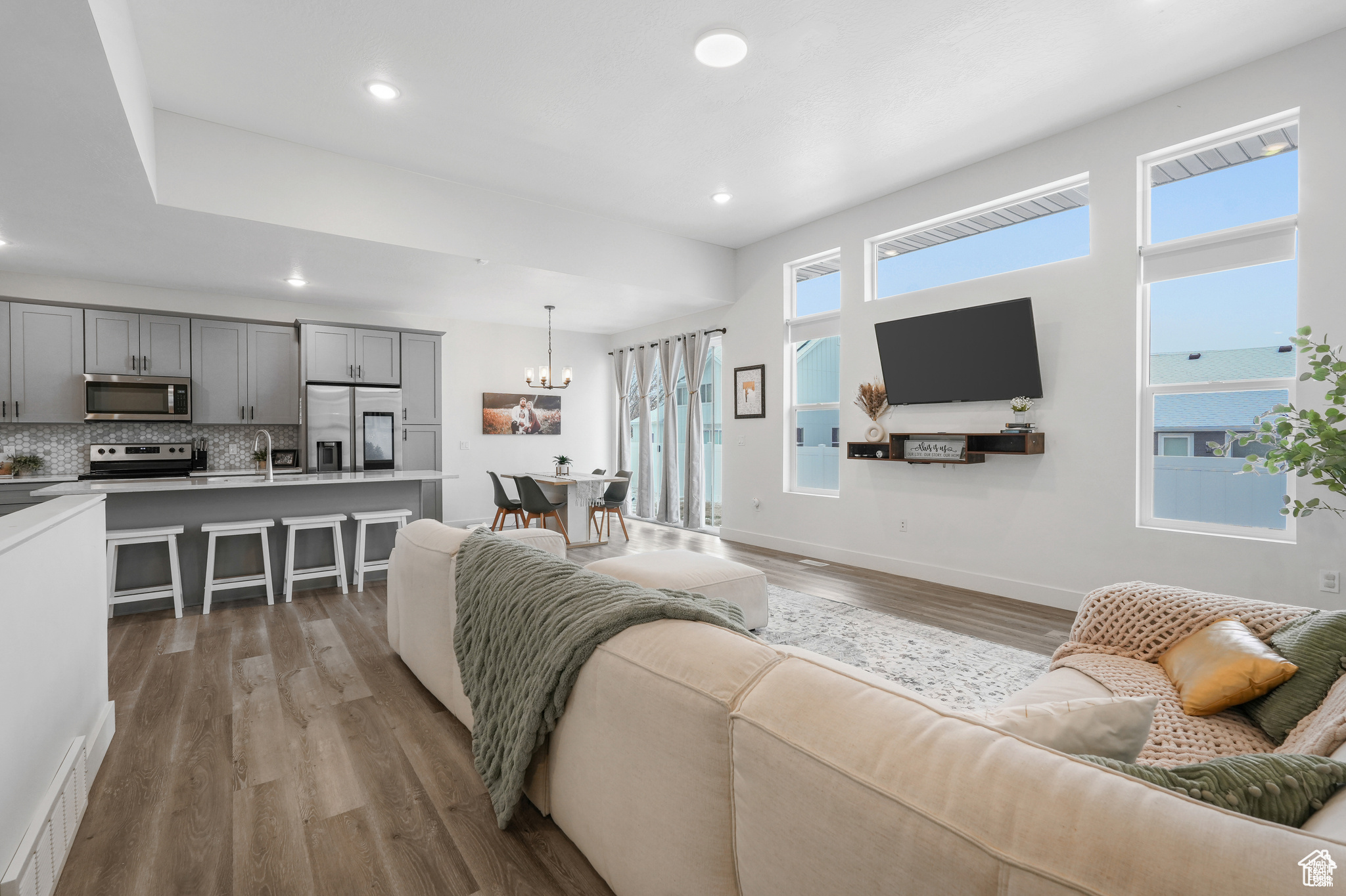 Tooele, Utah, 84074, United States, 6 Bedrooms Bedrooms, ,2 BathroomsBathrooms,Residential,For Sale,1970427