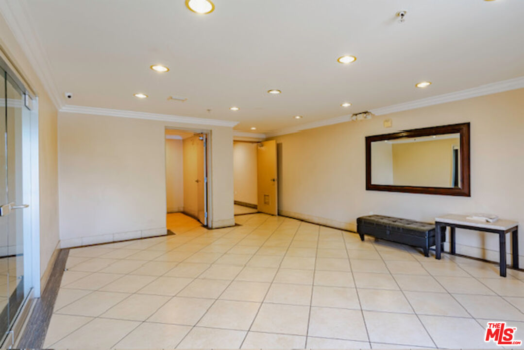 Los Angeles, California, 90019, United States, 2 Bedrooms Bedrooms, ,2 BathroomsBathrooms,Residential,For Sale,1998482