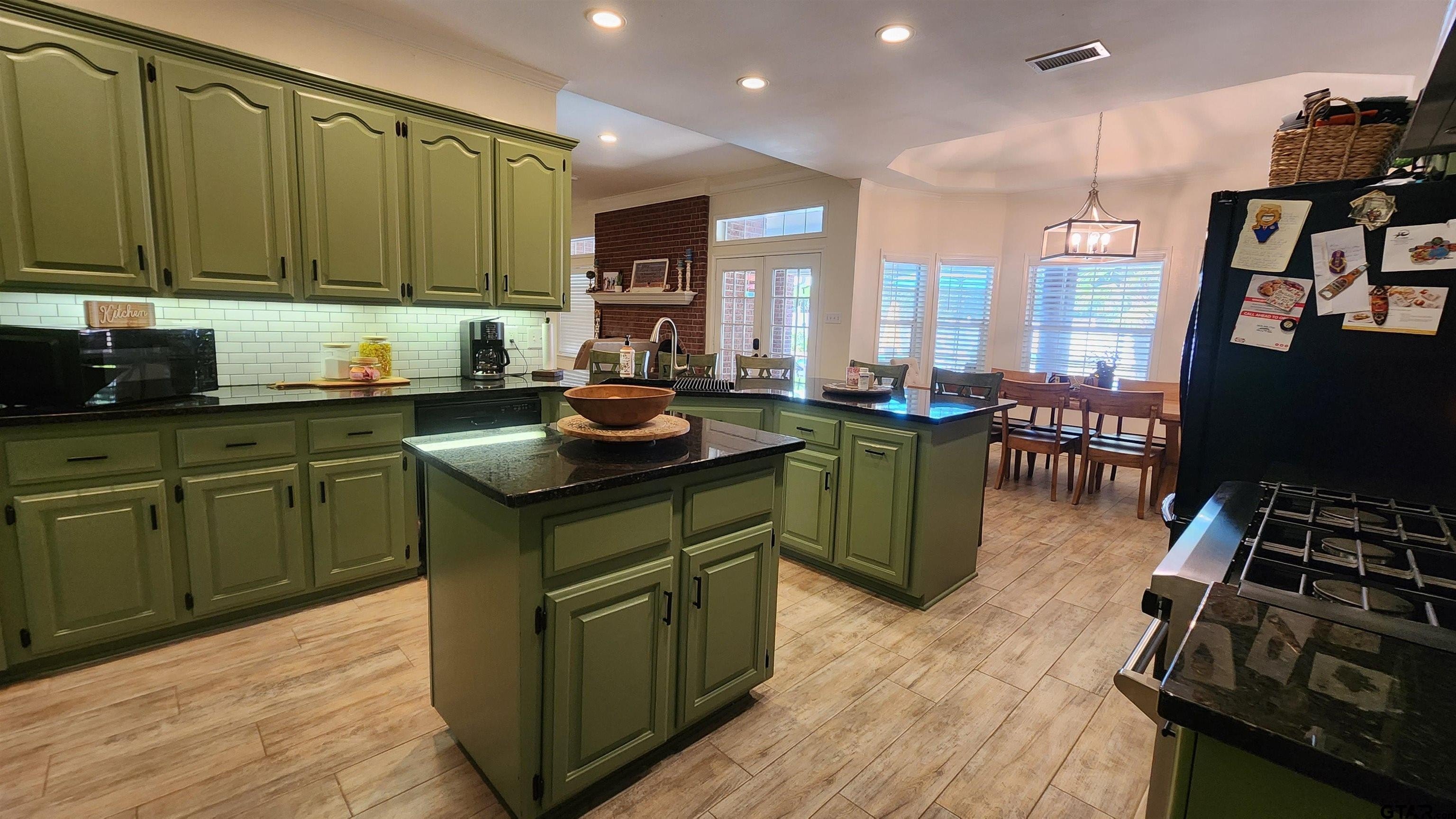 Pittsburg, Texas, 75686, United States, 4 Bedrooms Bedrooms, ,4 BathroomsBathrooms,Residential,For Sale,1880641