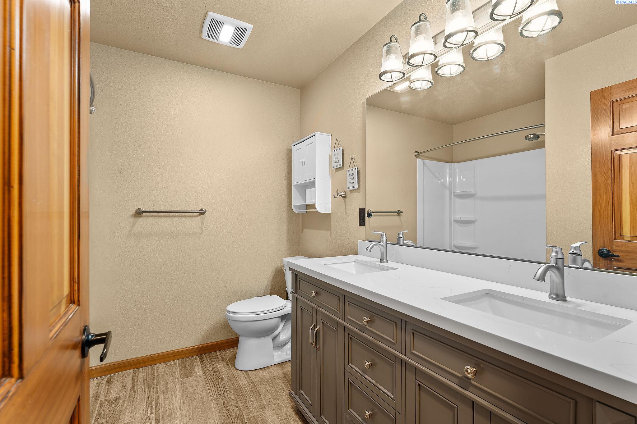 West Richland, Washington, 99353, United States, 5 Bedrooms Bedrooms, ,3 BathroomsBathrooms,Residential,For Sale,1906859