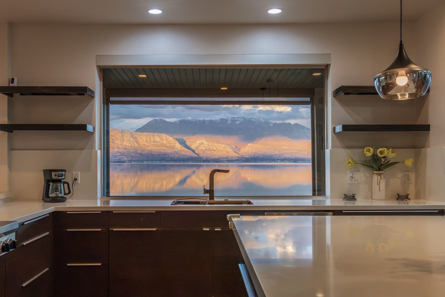  Modern Lakefront Retreat with Breathtaking Lake and Mountain Views - 物件實景