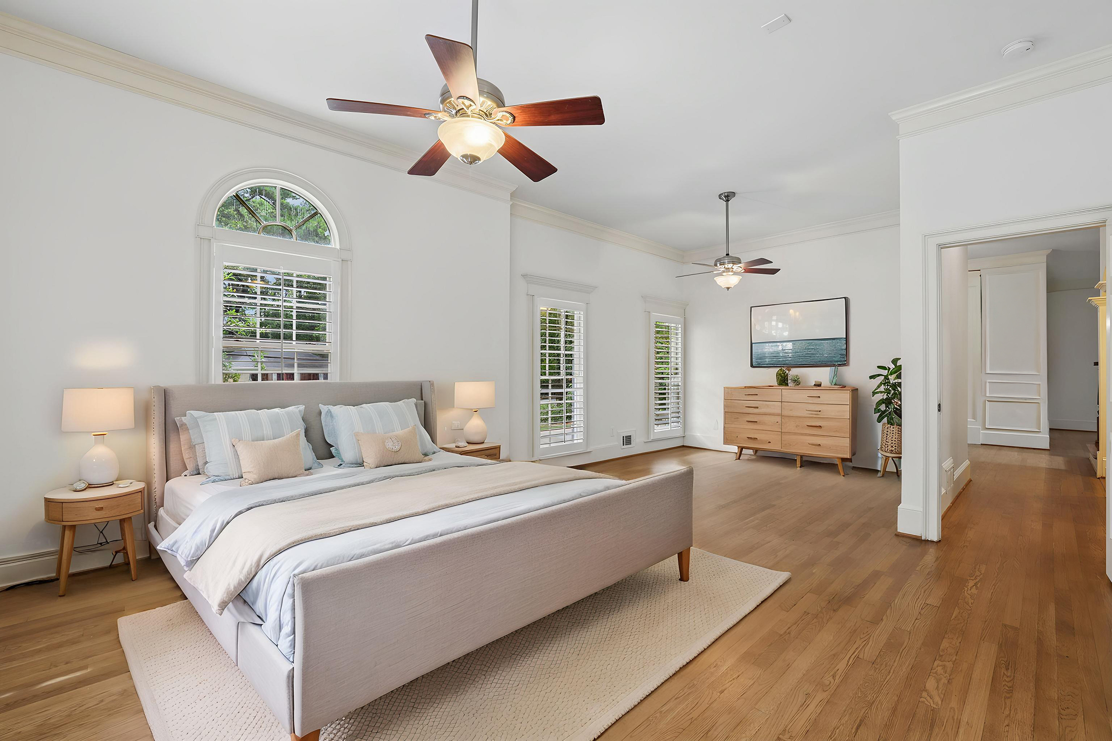  Handsome Updated Home with Amazing Space, Indoors and Out - 物件實景