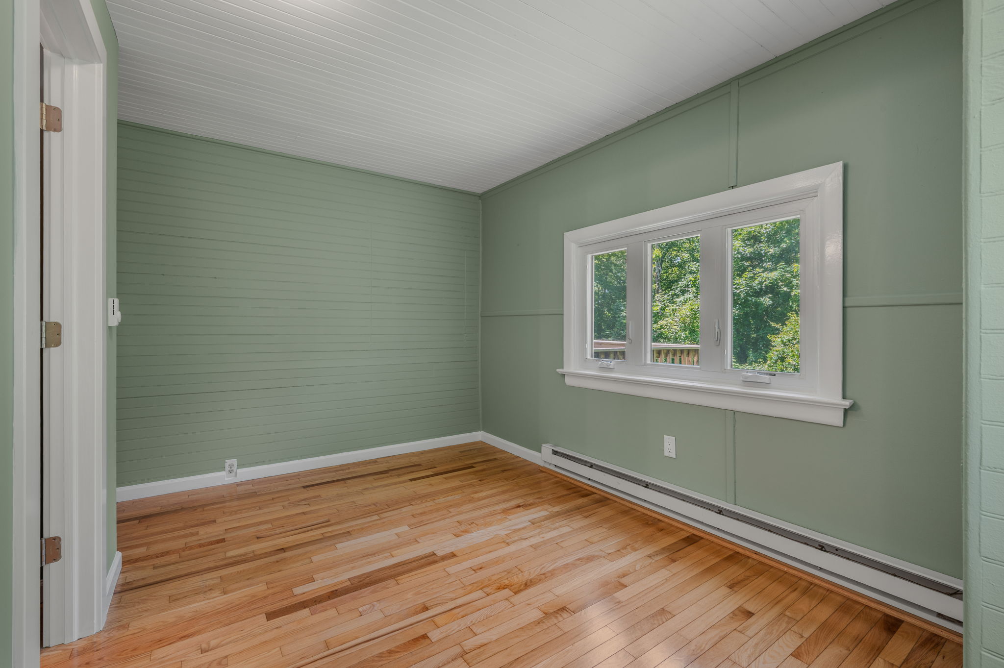  Find privacy and charm in this beautifully updated Waterford home. - 物件實景