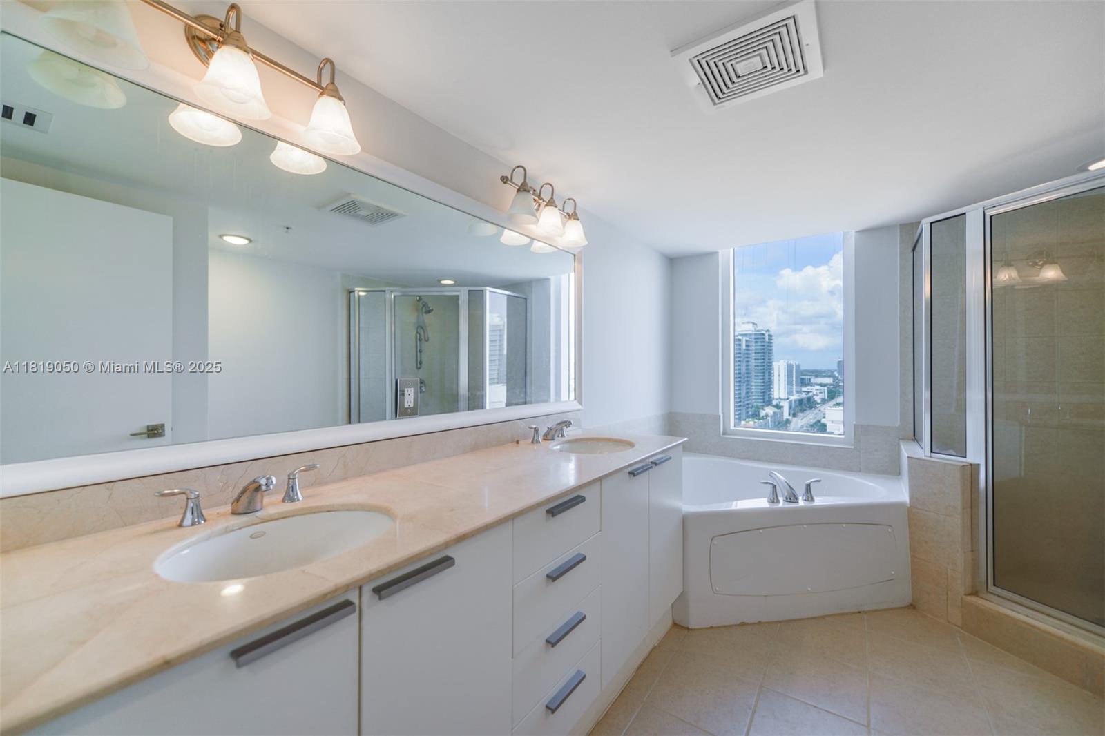 Sunny Isles Beach, Florida, 33160, United States, 2 Bedrooms Bedrooms, ,2 BathroomsBathrooms,Residential,For Sale,1991948