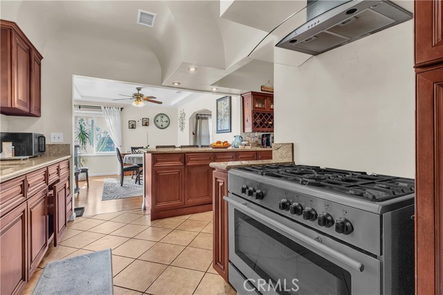 Huntington Park, California, 90255, United States, 4 Bedrooms Bedrooms, ,Residential,For Sale,1987109