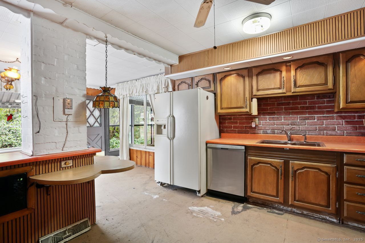 Stratford, Connecticut, 06615, United States, 3 Bedrooms Bedrooms, ,1 BathroomBathrooms,Residential,For Sale,1965569