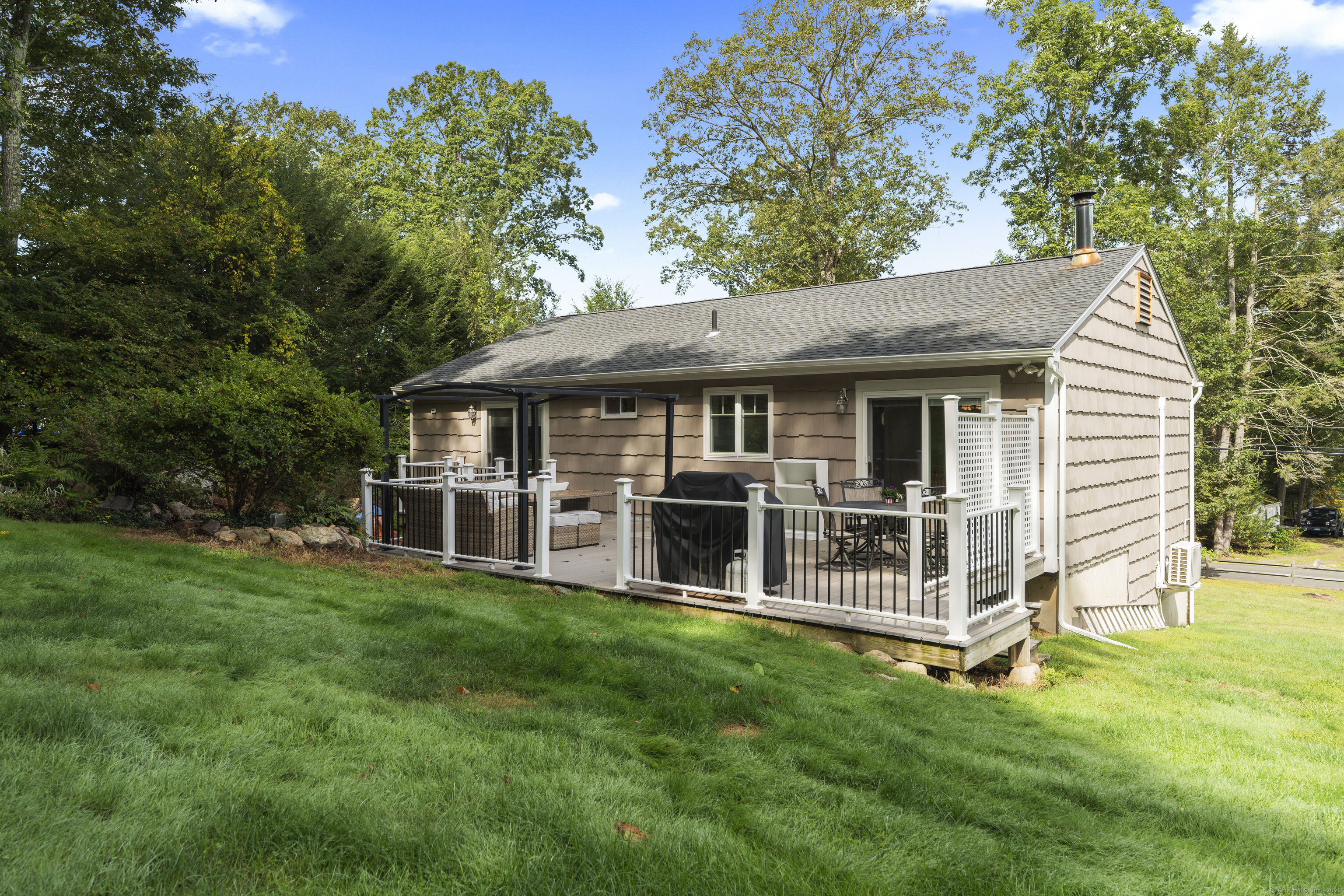 Newtown, Connecticut, 06482, United States, 3 Bedrooms Bedrooms, ,2 BathroomsBathrooms,Residential,For Sale,1962604