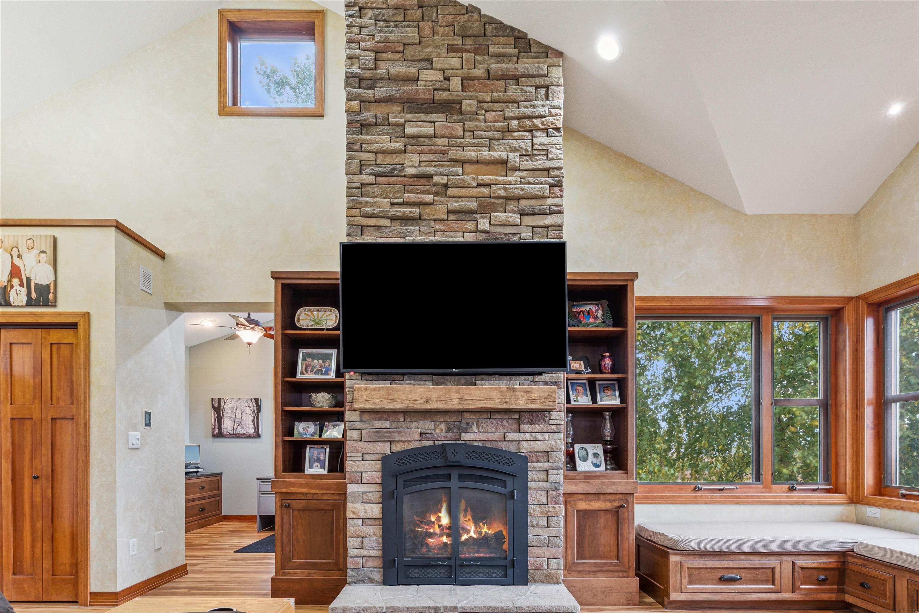 Waverly, Iowa, 50677, United States, 4 Bedrooms Bedrooms, ,4 BathroomsBathrooms,Residential,For Sale,1974808