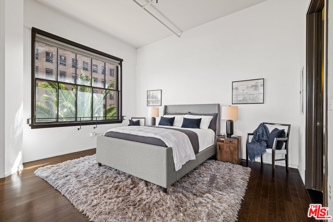 Los Angeles, California, 90028, United States, 2 Bedrooms Bedrooms, ,2 BathroomsBathrooms,Residential,For Sale,1827936