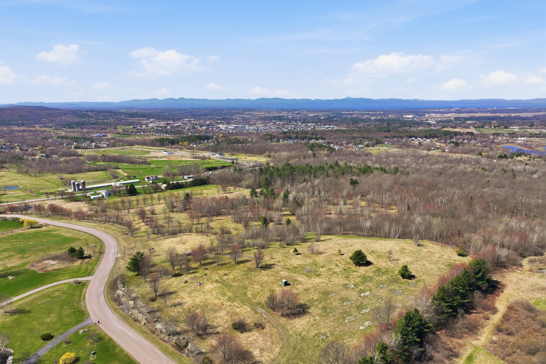 351 Ledgewood Drive - 物件實景