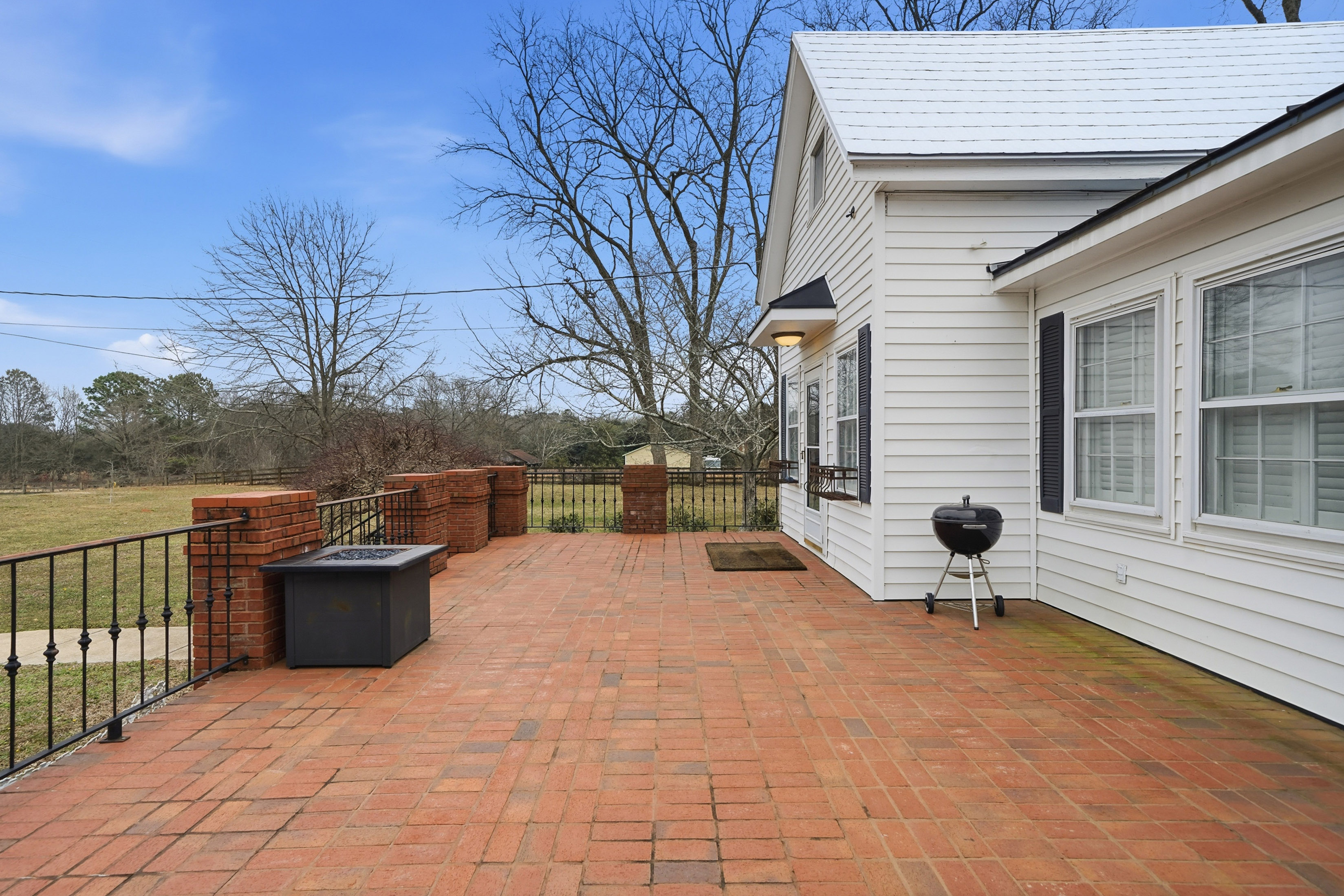  Beautifully Updated Farmhouse, Perfectly Situated on Five Acres - 物件實景