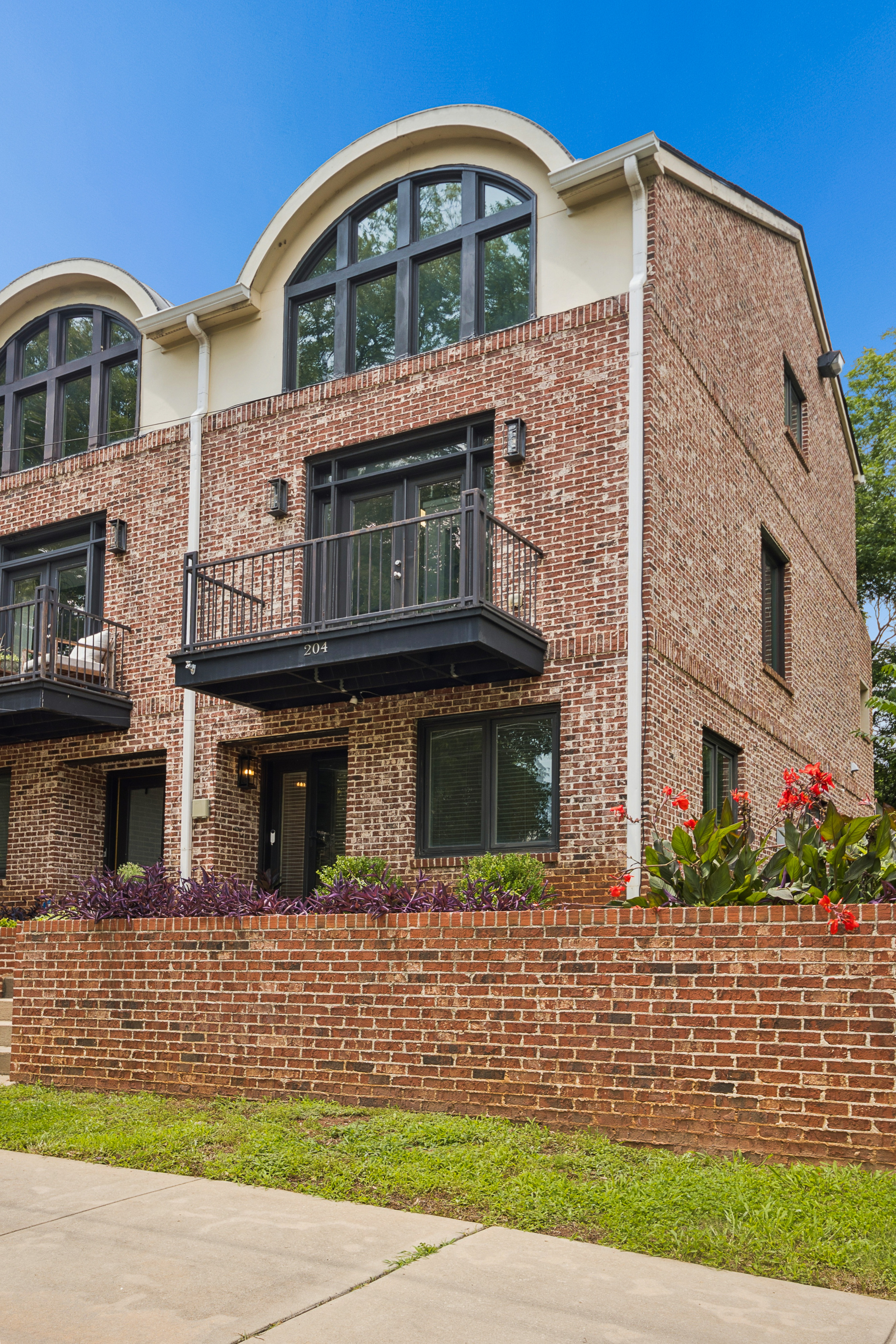  Updated, End-Unit Townhome in the Heart of Edgewood - 物件實景