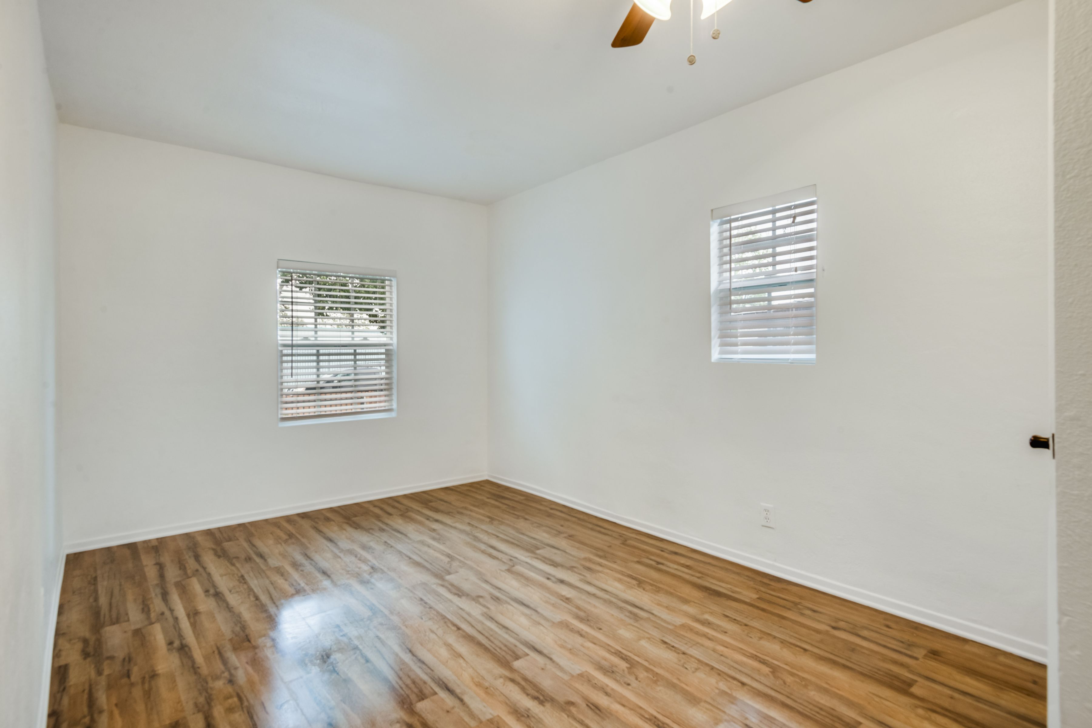  1742 W 36th St - 物件實景