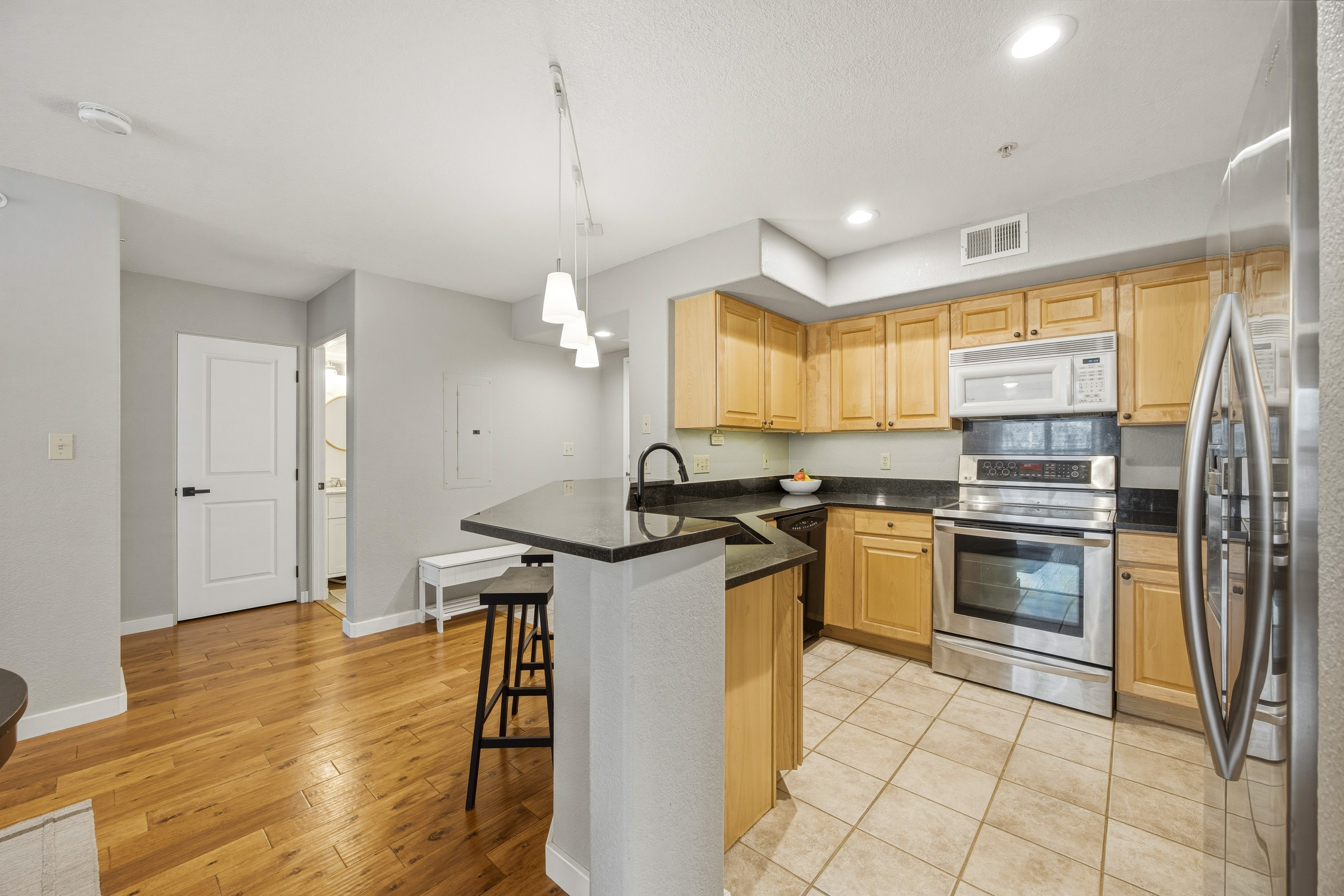  Updated, Bright, South-Facing Corner Residence in the Heart of Edwards - 物件實景