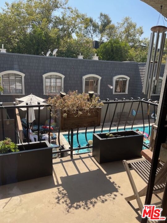 Los Angeles, California, 90004, United States, 2 Bedrooms Bedrooms, ,3 BathroomsBathrooms,Residential,For Sale,1940175
