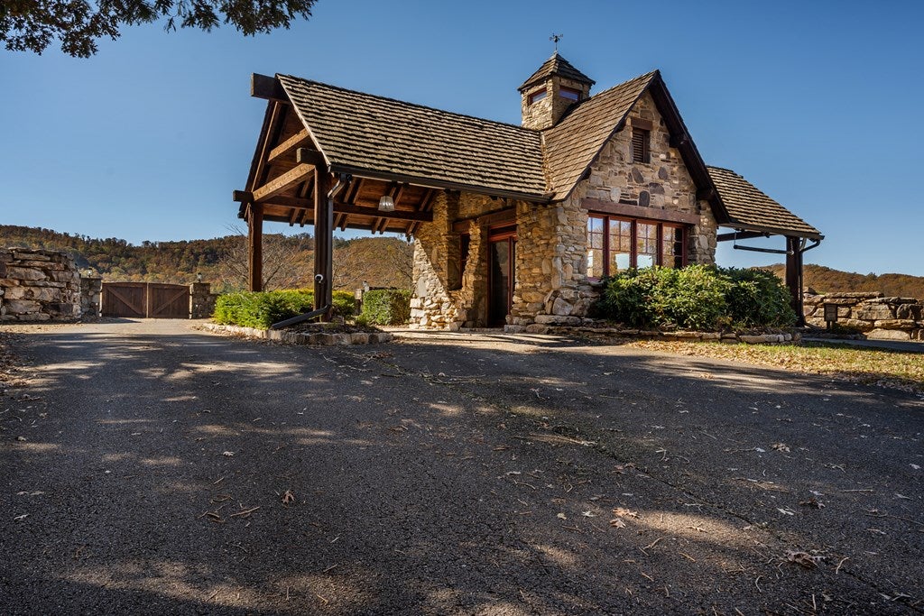 Ellijay, Georgia, 30536, United States, 3 Bedrooms Bedrooms, ,2 BathroomsBathrooms,Residential,For Sale,1987924