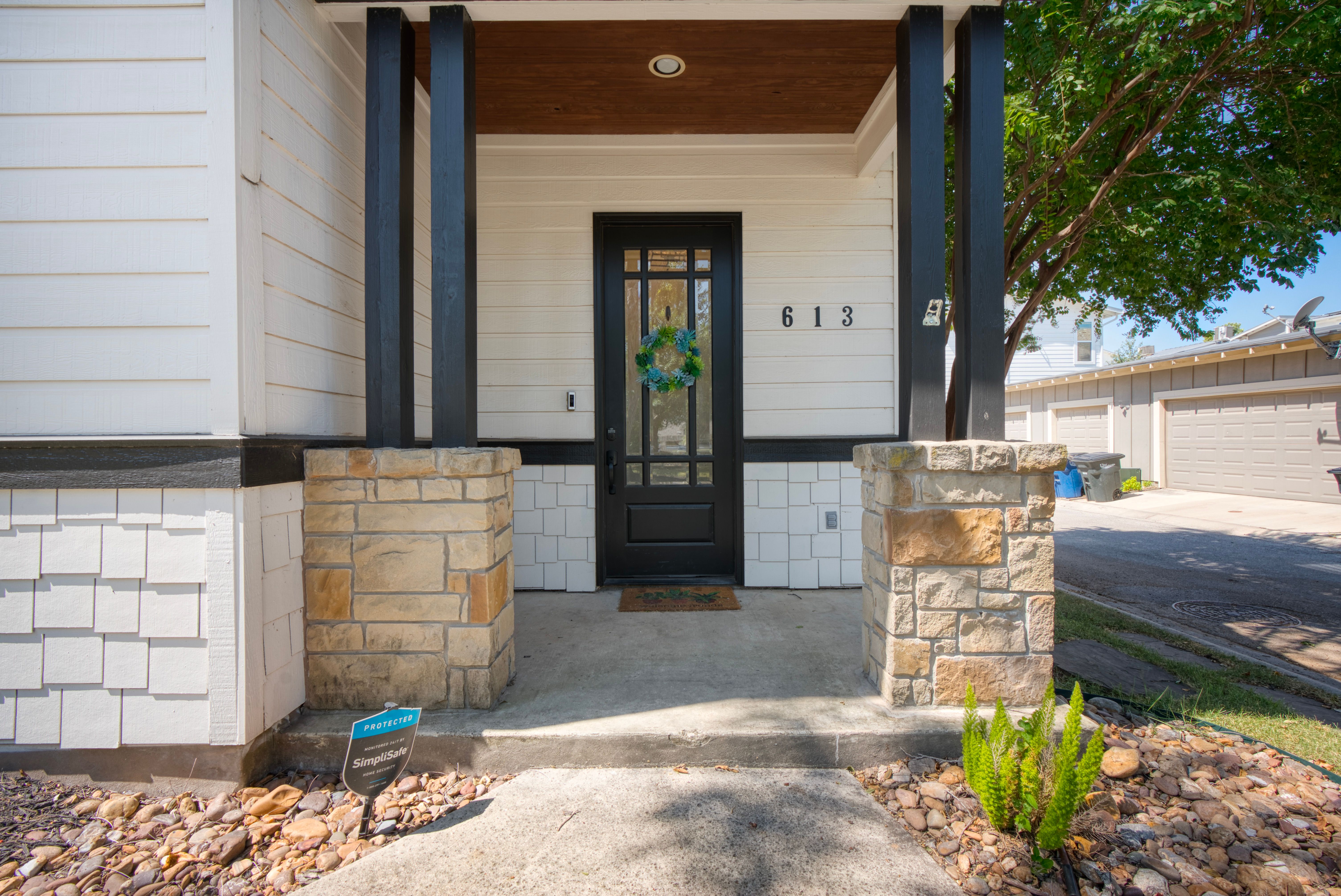  Corner-Lot Beauty in Sought-After Town Creek - 物件實景