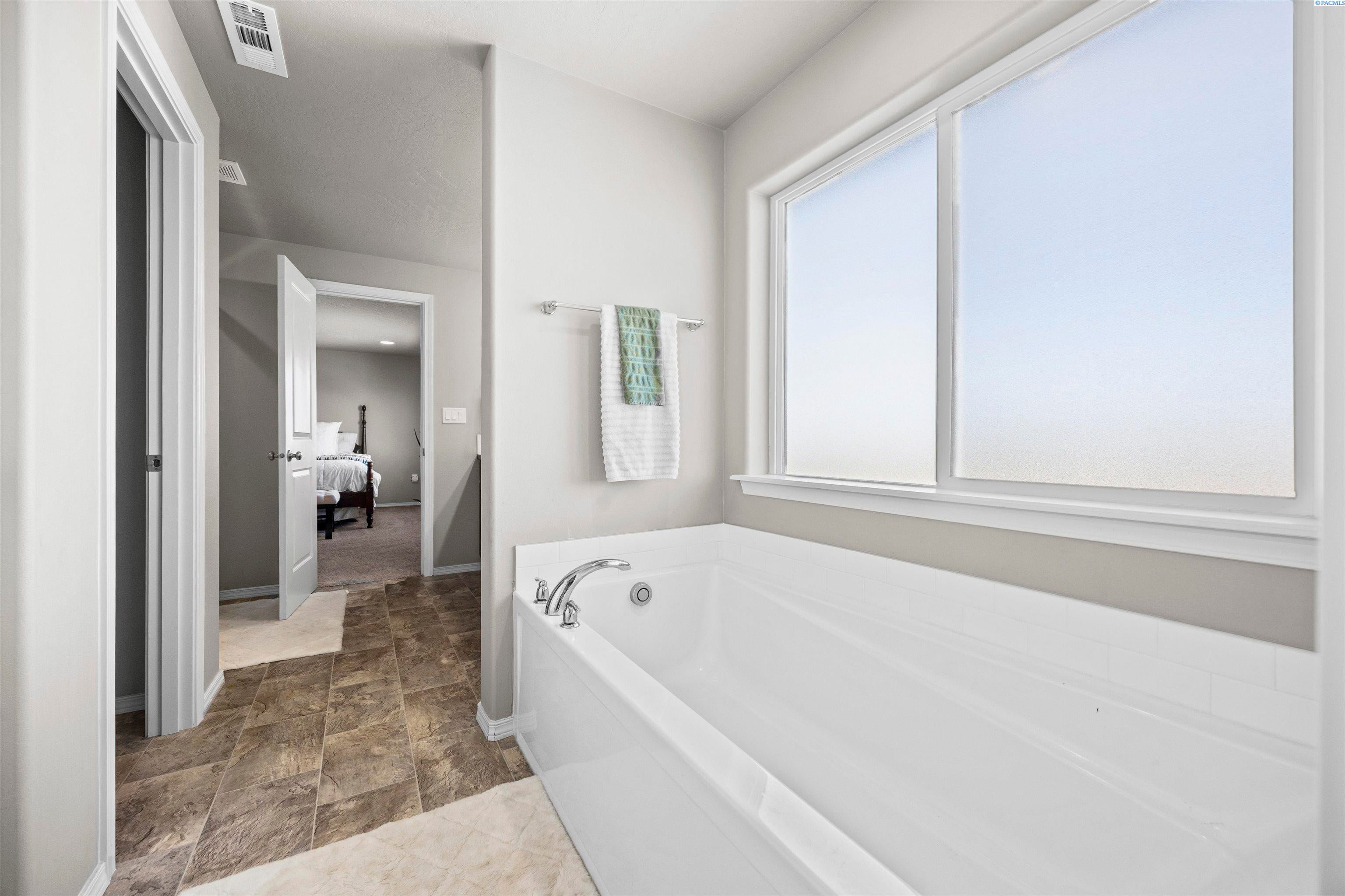Kennewick, Washington, 99338, United States, 5 Bedrooms Bedrooms, ,3 BathroomsBathrooms,Residential,For Sale,1914232