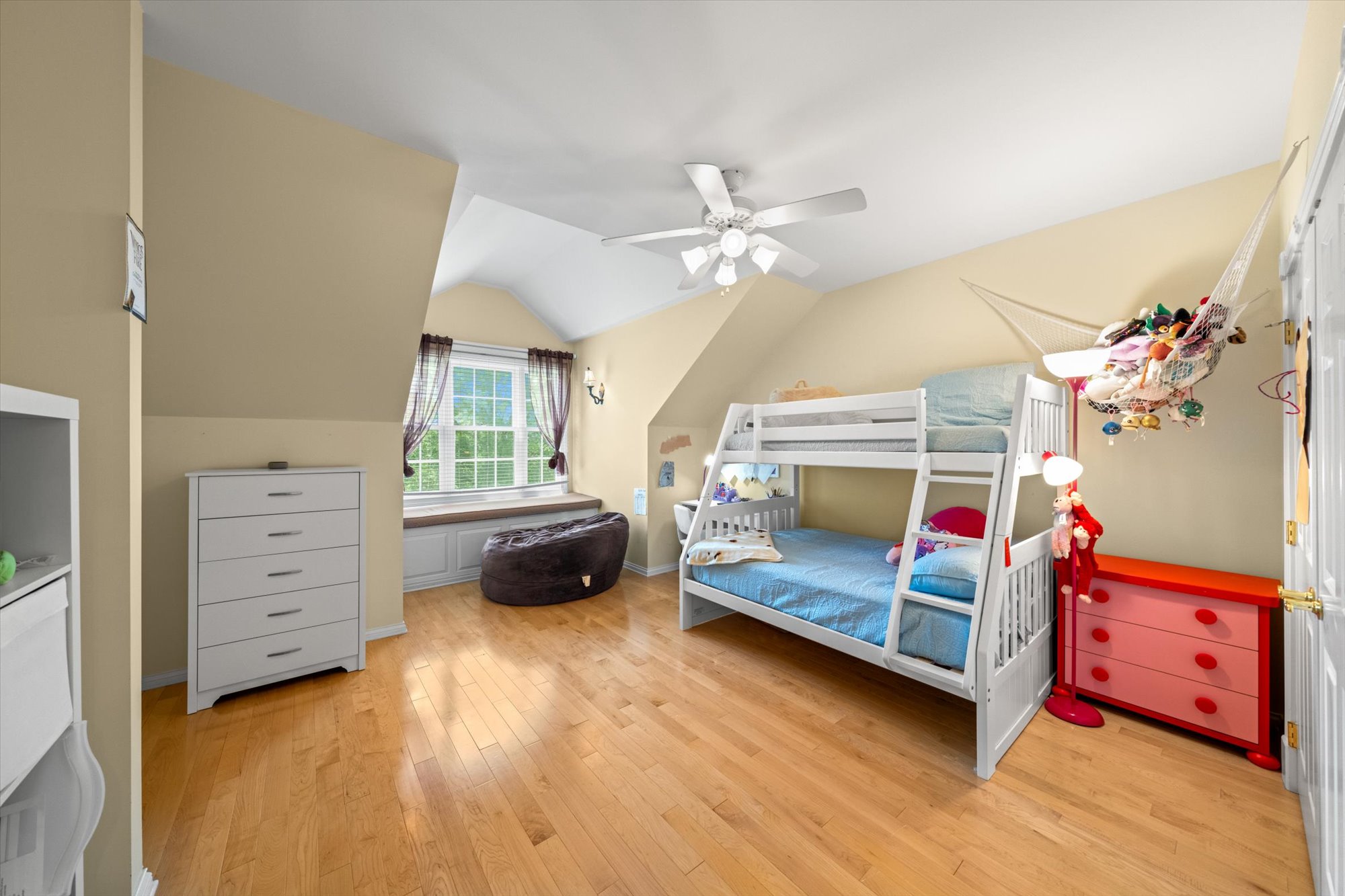 Sevierville, Tennessee, 37876-5201, United States, 3 Bedrooms Bedrooms, ,4 BathroomsBathrooms,Residential,For Sale,1810595