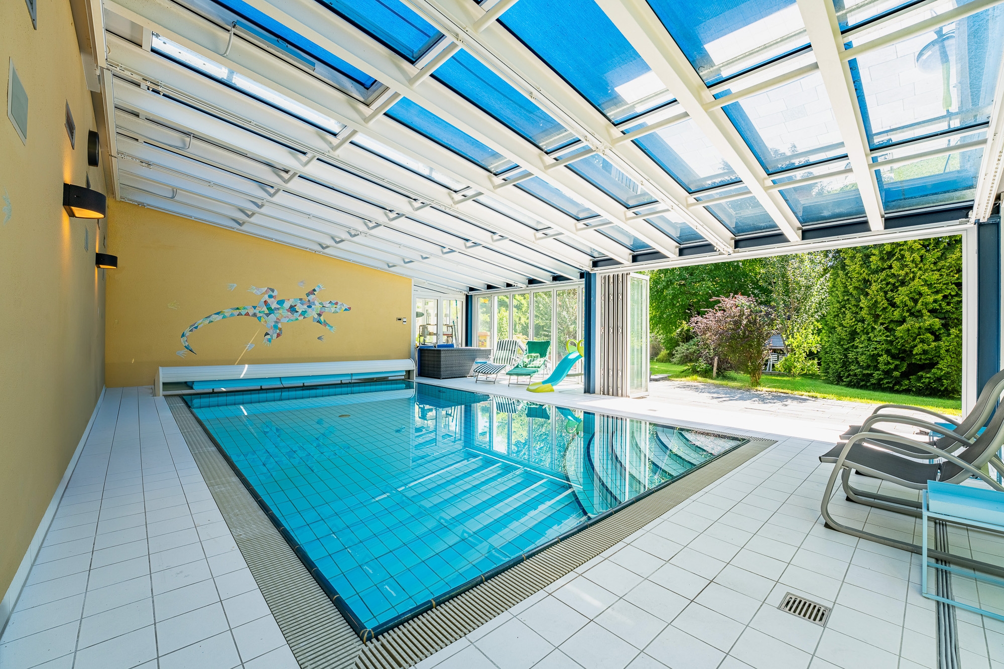  Spacious family home with a pool, spa, and park-like grounds - 物件實景