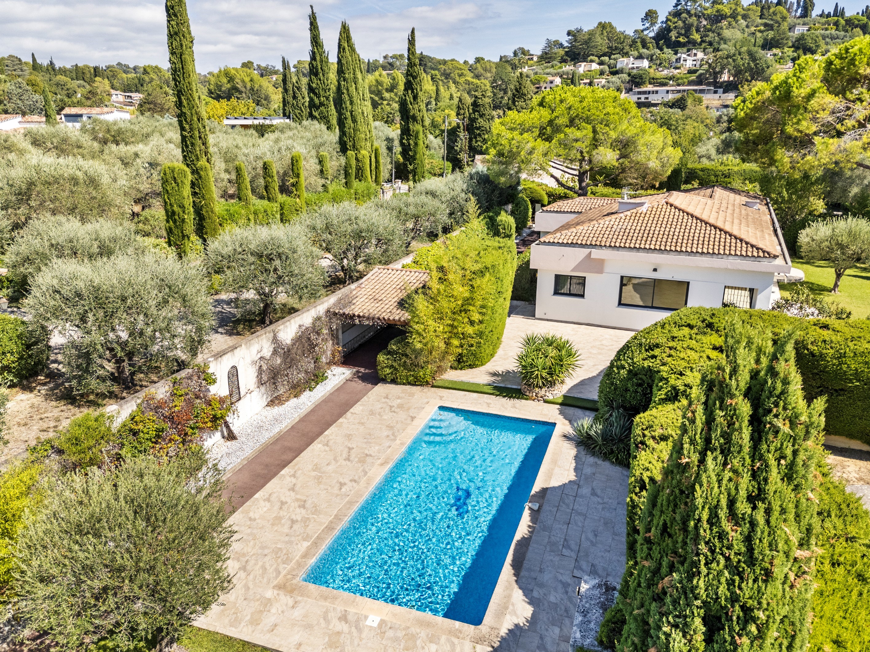  Contemporary single-storey villa with pool and pétanque court for sale in Mougi… - 物件實景