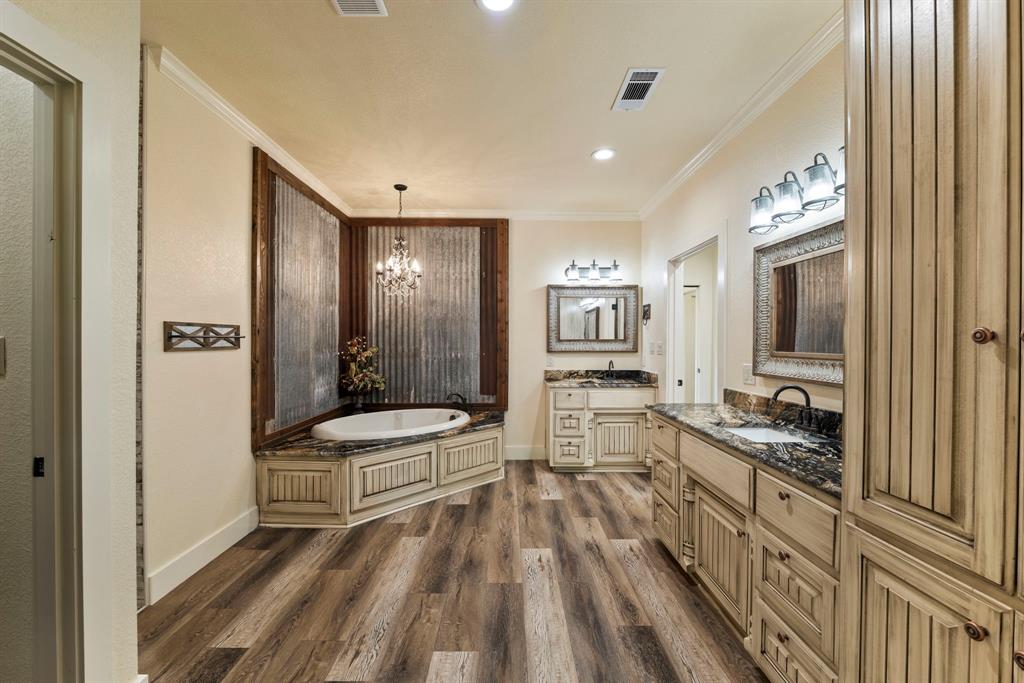 Weatherford, Texas, 76085, United States, 4 Bedrooms Bedrooms, ,4 BathroomsBathrooms,Residential,For Sale,1977773