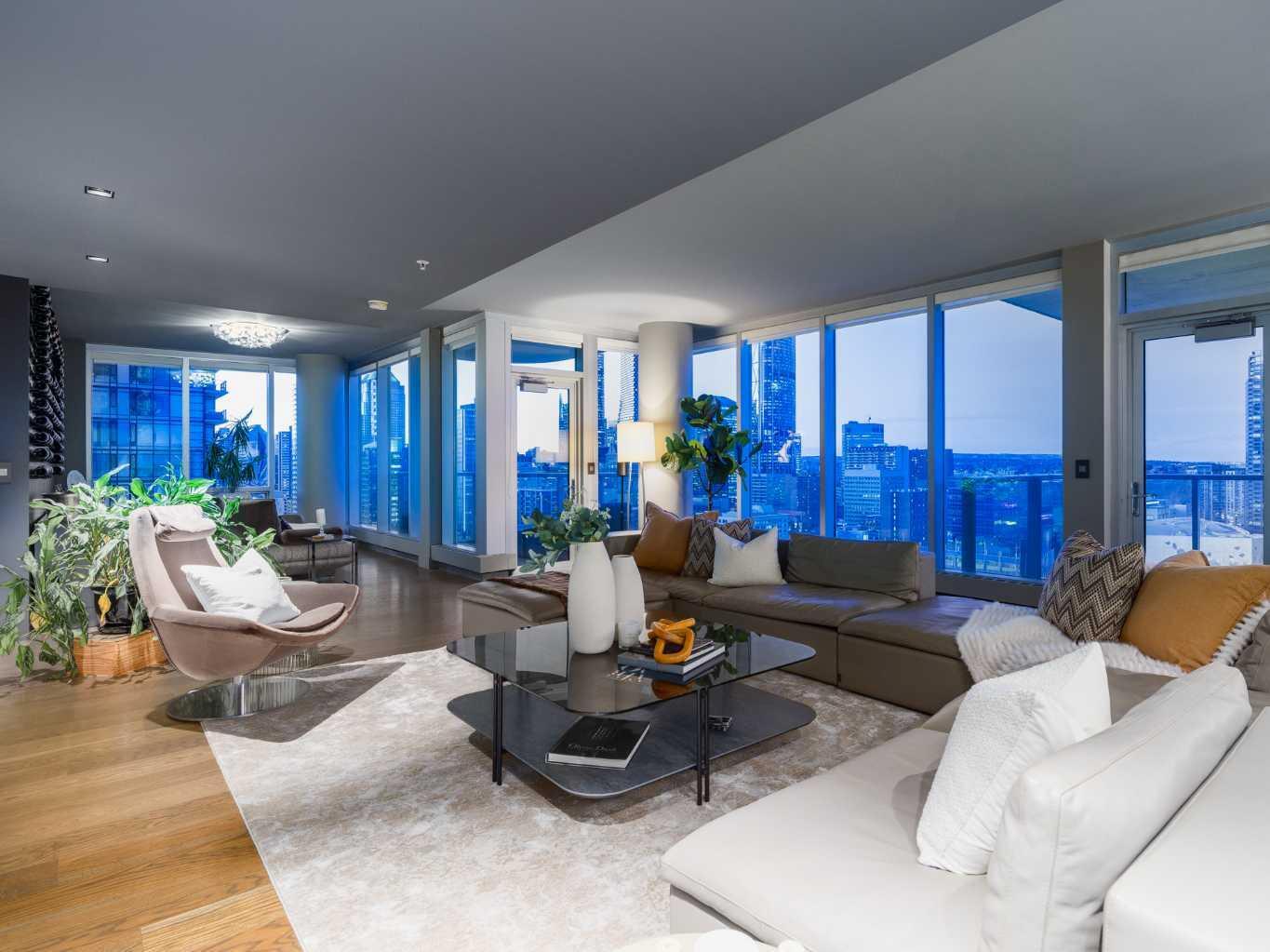 CALGARY, Alberta, T2G 0C7, CA, 2 Bedrooms Bedrooms, ,3 BathroomsBathrooms,Residential,For Sale,1837993