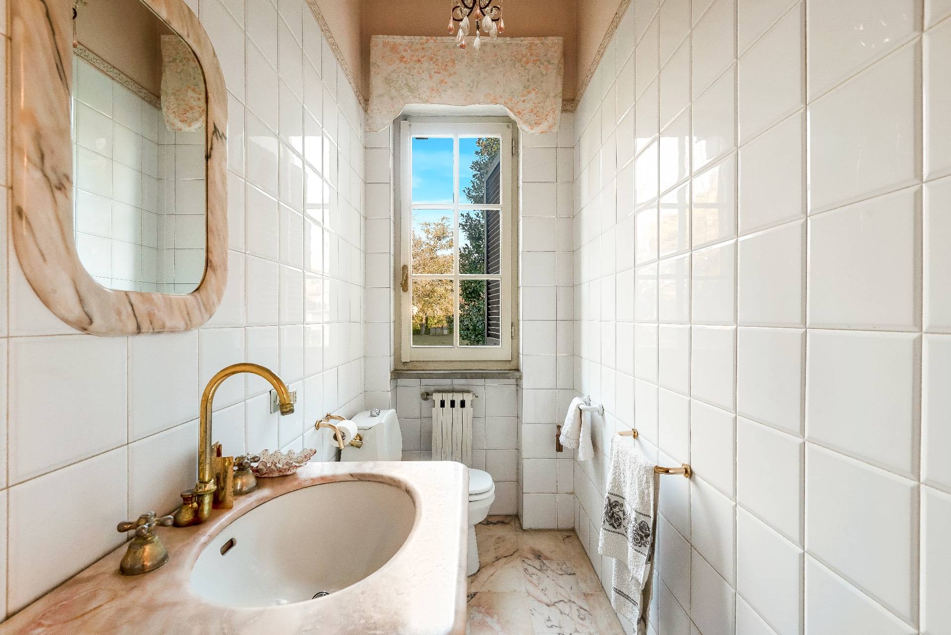 Massa, Massa-Carrara, 54100, IT, 4 Bedrooms Bedrooms, ,4 BathroomsBathrooms,Residential,For Sale,1688477