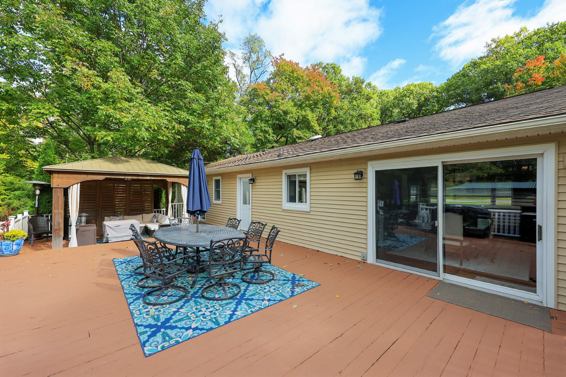  Inviting Ranch Home Offers Exceptional Indoor-Outdoor Entertainment Spaces - 物件實景