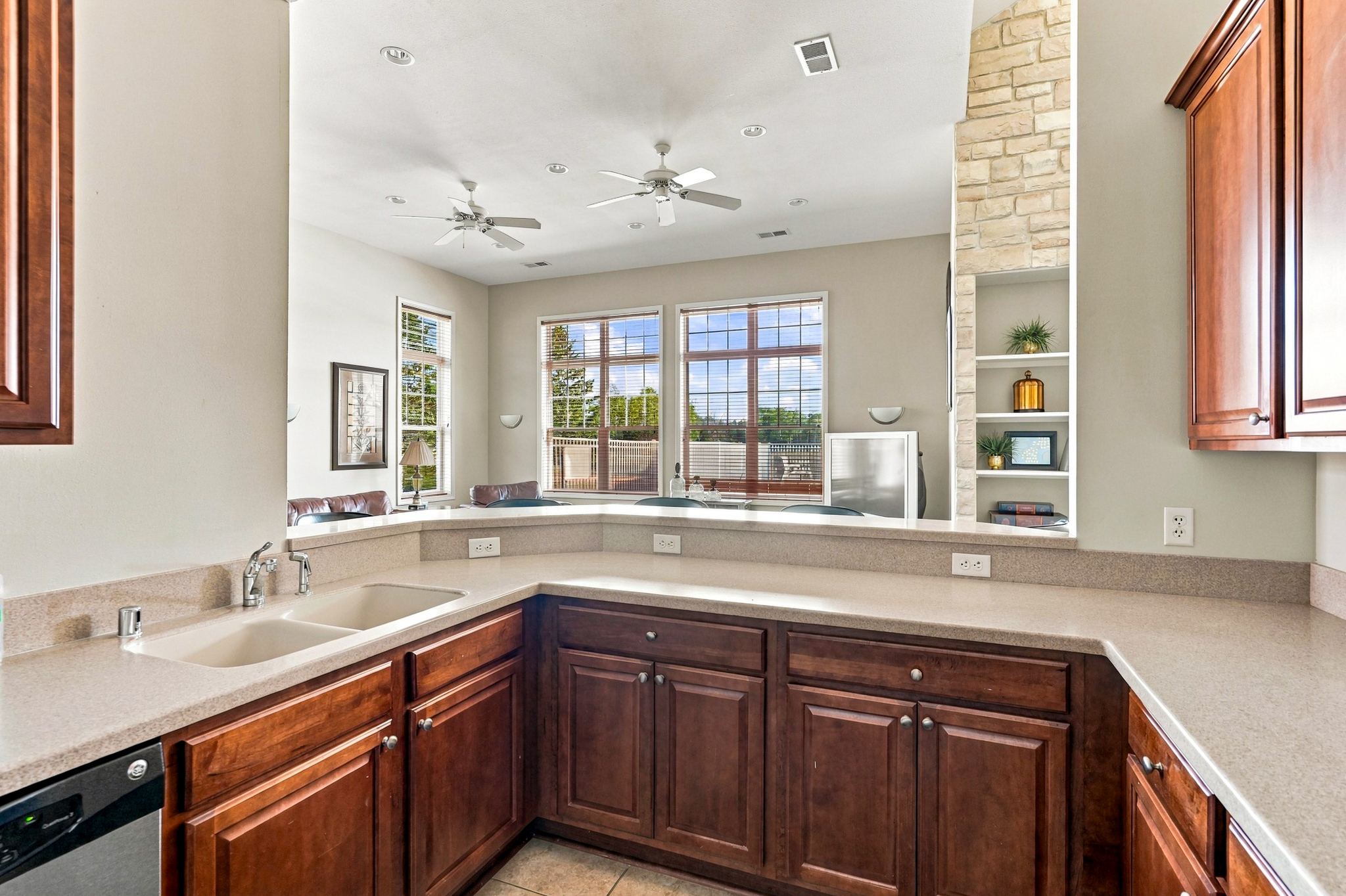  Pewaukee Condo with Scenic Pond Views & Resort Amenities - 物件實景