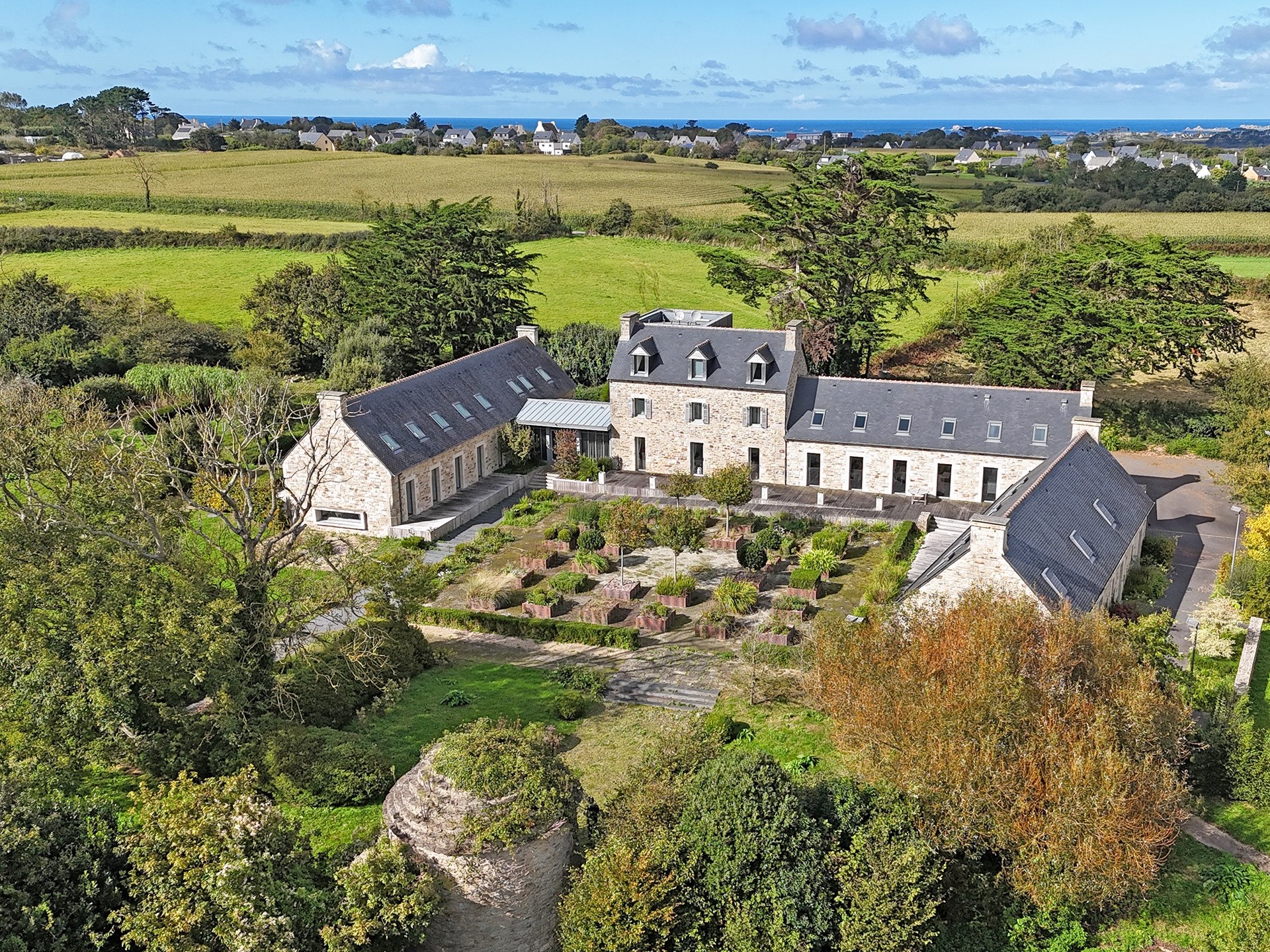 LANDEDA, LARGE HOUSE RENOVATED WITH TASTE AND ITS INDOOR SWIMMING POOL - 物件實景