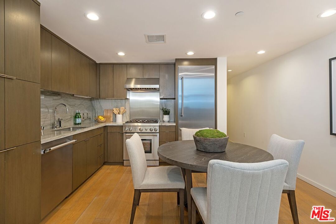 Santa Monica, California, 90401, United States, 2 Bedrooms Bedrooms, ,2 BathroomsBathrooms,Residential,For Sale,2001911