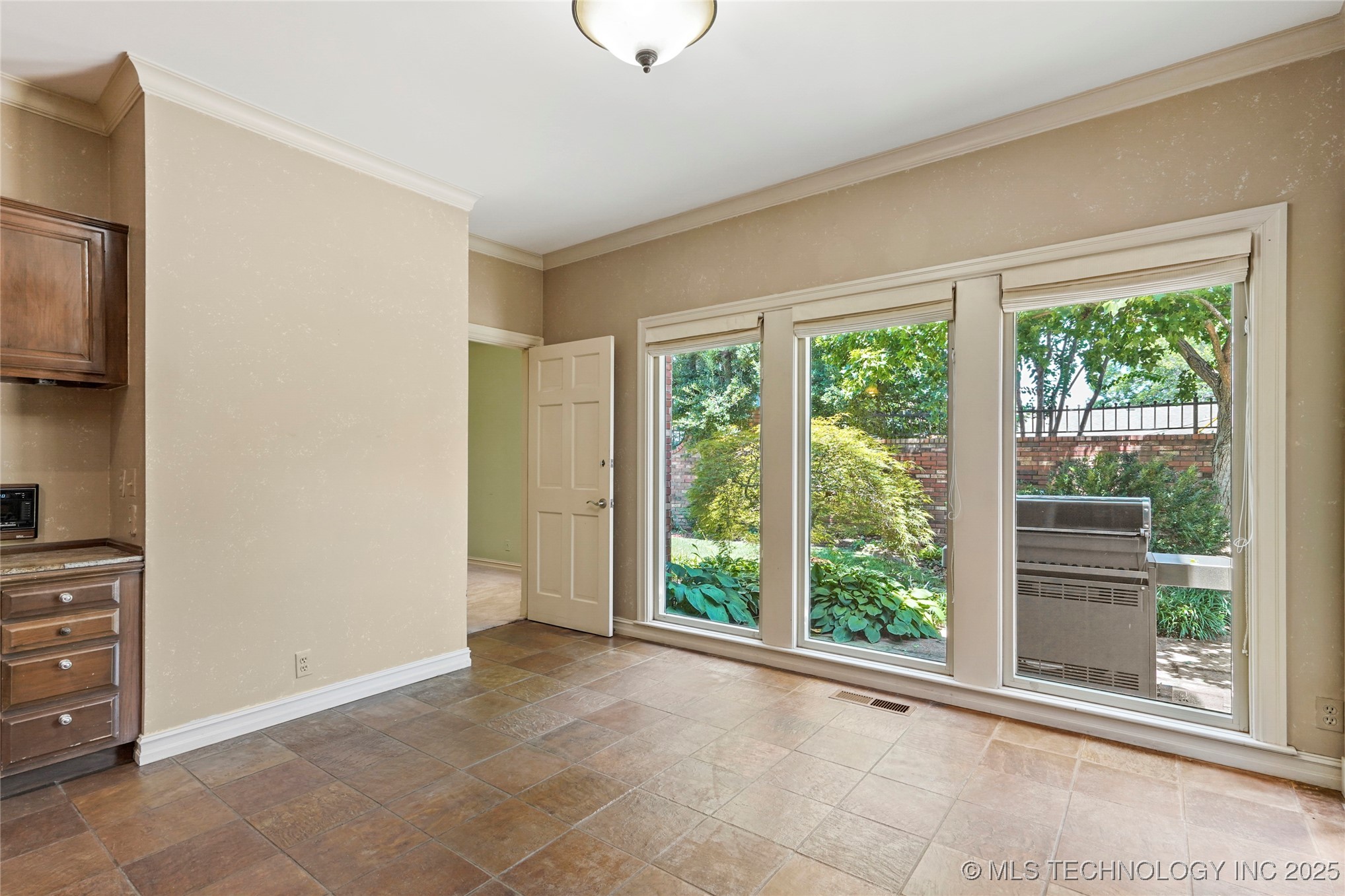 Tulsa, Oklahoma, 74135, United States, 3 Bedrooms Bedrooms, ,4 BathroomsBathrooms,Residential,For Sale,1902130