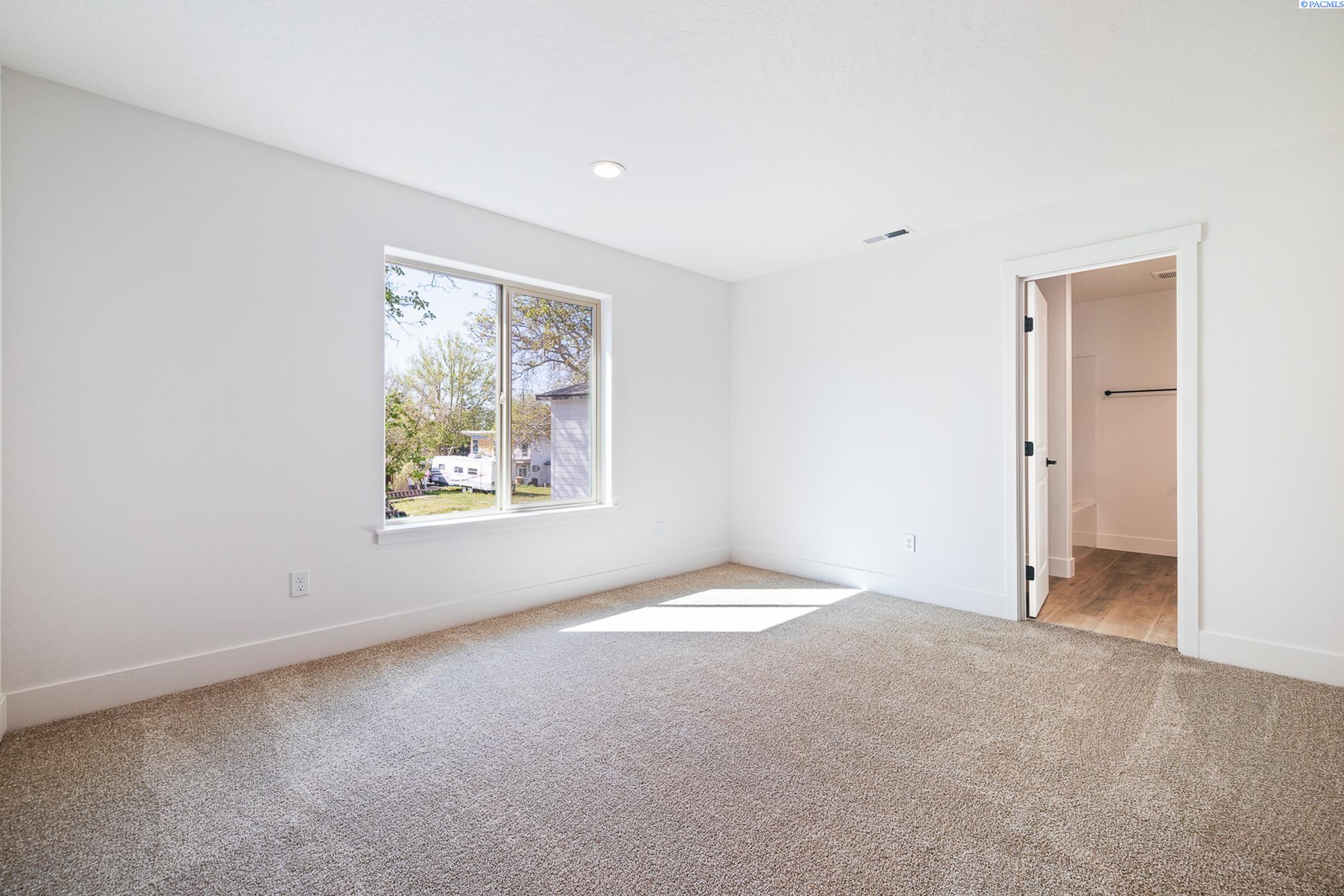 Kennewick, Washington, 99337, United States, 6 Bedrooms Bedrooms, ,Residential,For Sale,1941596