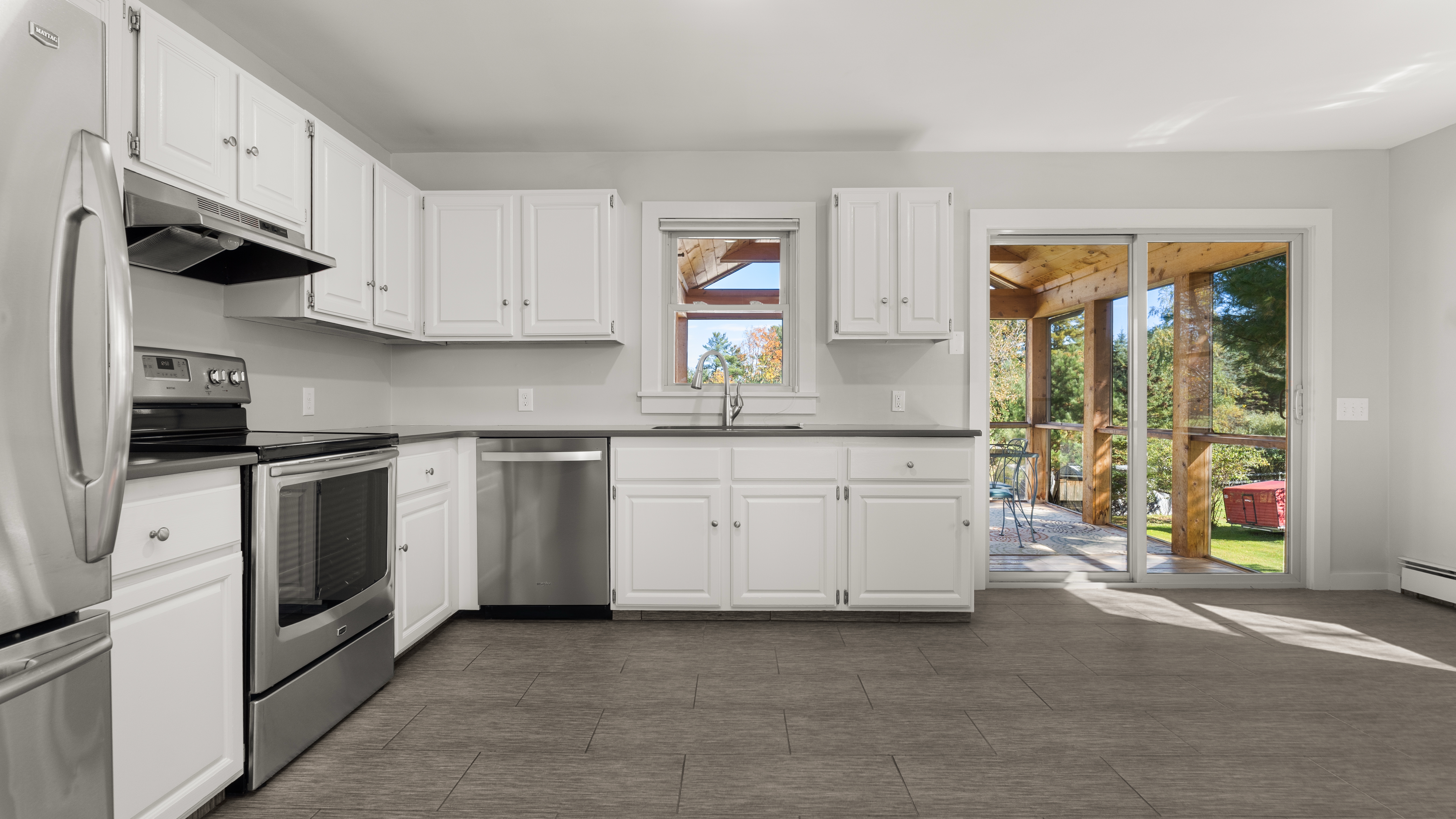  Move-In Ready Pittsfield Raised Ranch  Updated 3-Bed with Heated 3-Bay Detached - 物件實景